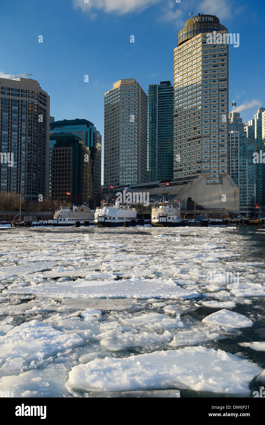 Rotto il ghiaccio sul lago ghiacciato di Ontario in reparti di degenza Island Ferry route Toronto Canada in inverno Foto Stock