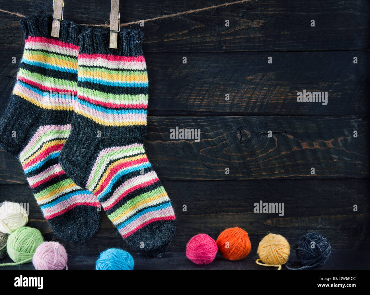 Coppia di strisce colorate calze di lana Foto Stock