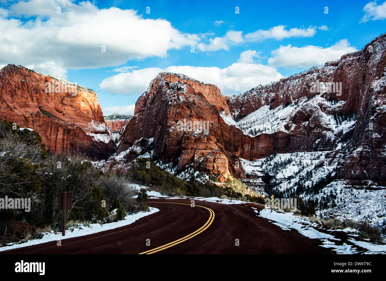 Strada nel canyon del dito di Kolab, Parco Nazionale Zion, Utah. Horse Ranch Mountain (sinistra) - il doppio arco alcova (destra-centro) Foto Stock