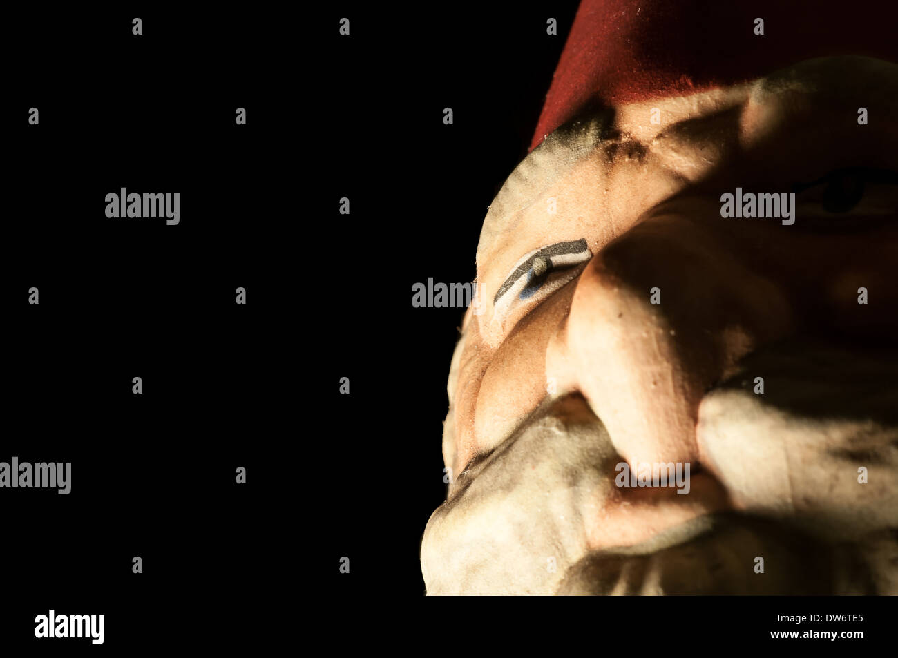 Close up di ceramica Babbo Natale su uno sfondo nero Foto Stock