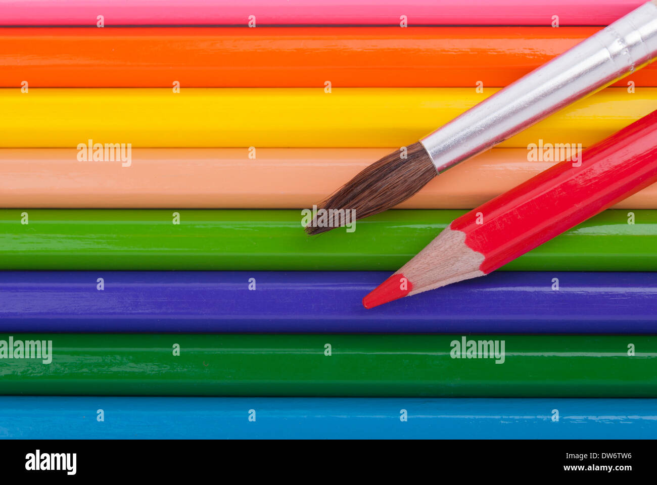 Pennello acquerelli e matite colorate. Foto Stock