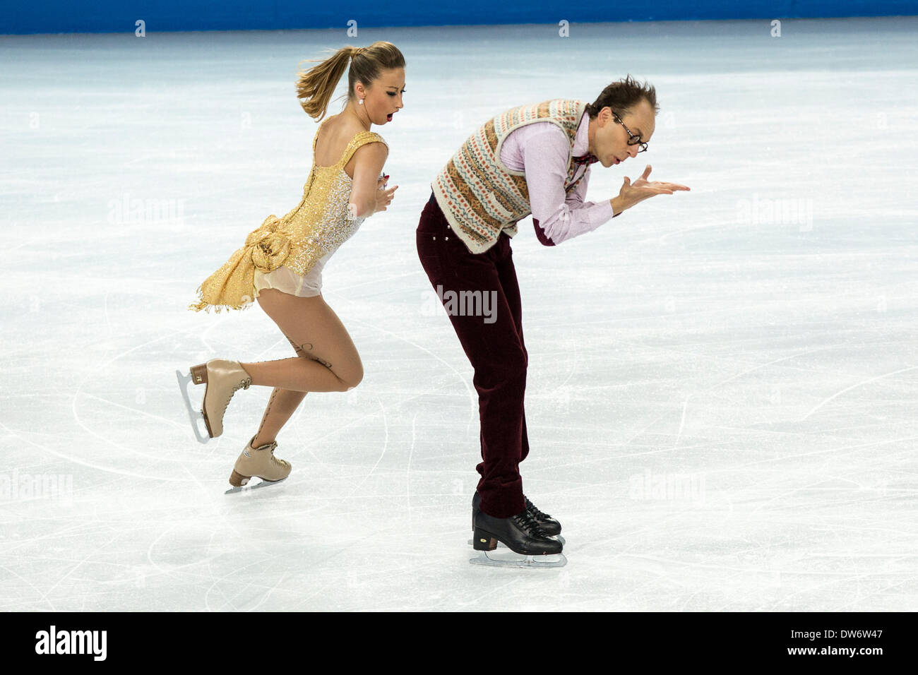 Nelli Zhiganshina e Alexander Gazsi (GER) esecuzione nella danza su ghiaccio breve programma presso i Giochi Olimpici Invernali, Sochi, Russia Foto Stock