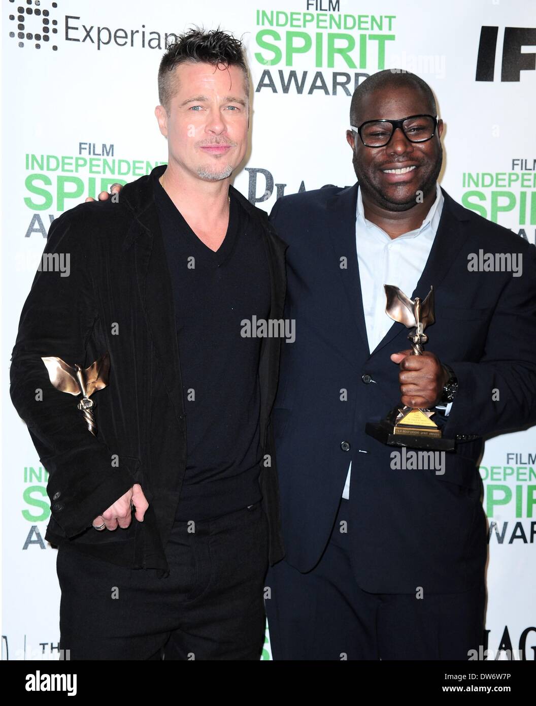 Santa Monica, CA, Stati Uniti d'America. 1 Marzo, 2014. Produttore Brad Pitt, Direttore Steve McQueen (migliore caratteristica per un periodo di dodici anni a uno slave) in sala stampa per 2014 Film Independent Spirit Awards - PRESS ROOM, Santa Monica Beach, Santa Monica, CA 1 marzo 2014. Foto di: Gregorio Binuya/Everett raccolta/Alamy Live News Foto Stock