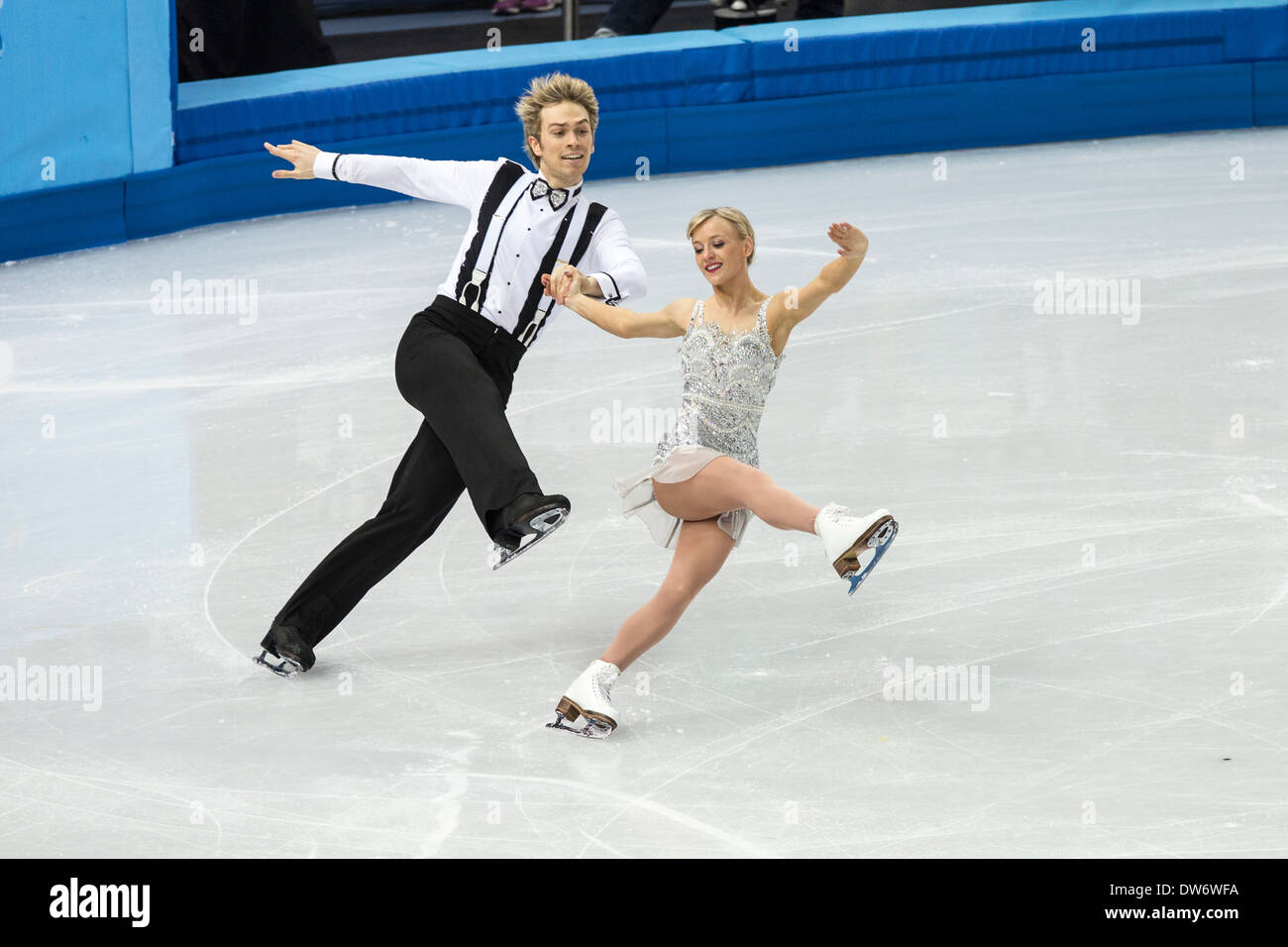 Penny Coomes e Nicholas Buckland ( GBR) esecuzione nella danza su ghiaccio breve programma presso i Giochi Olimpici Invernali, Sochi, Russia Foto Stock