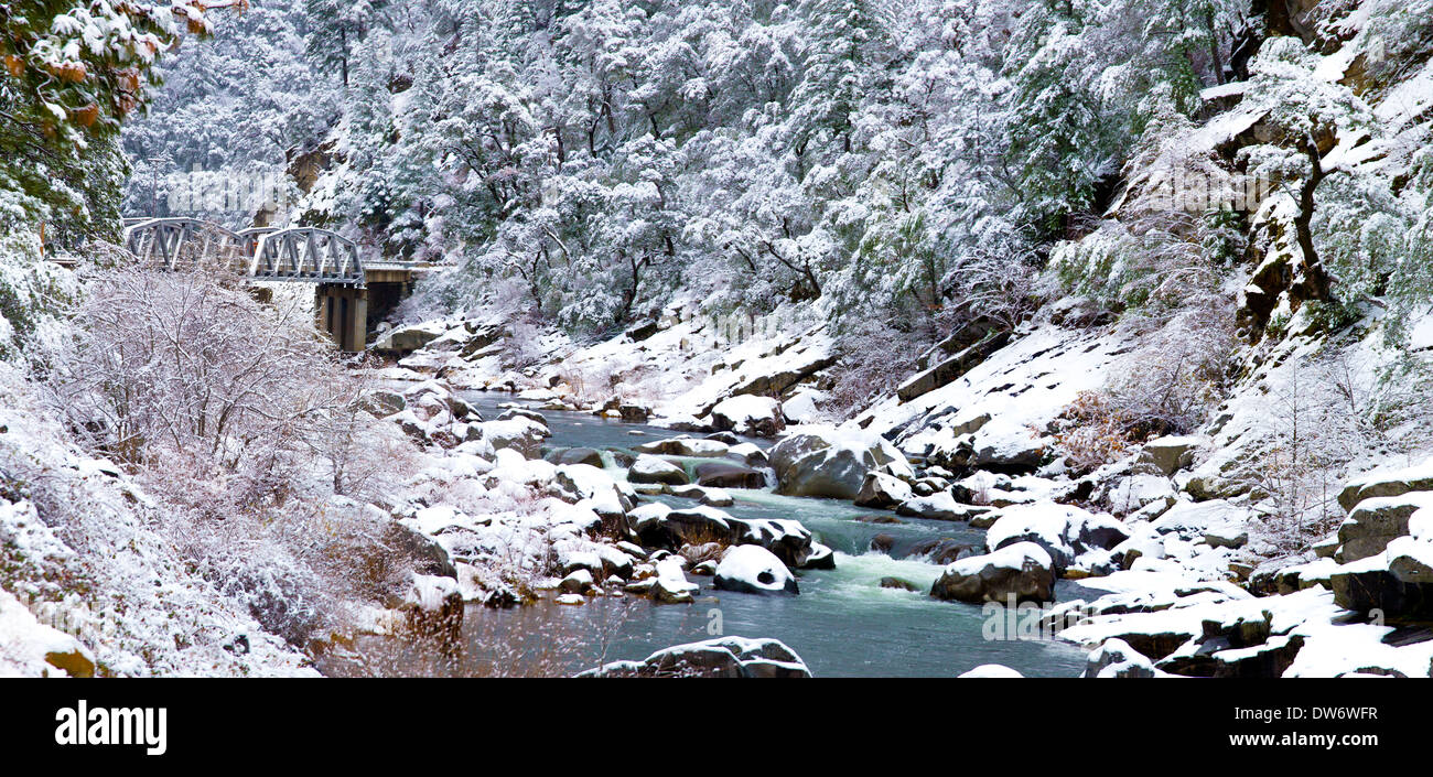 Una spolverata di neve copre le rive della forcella del nord del fiume di piume Foto Stock