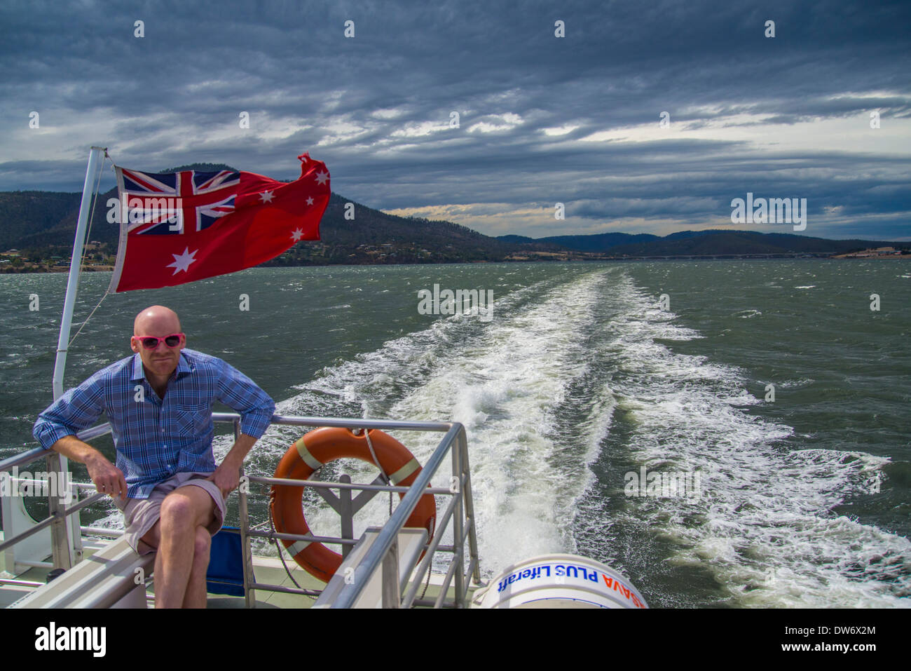 Un passeggero sul museo di nuova e vecchia arte traghetto sul fiume Derwent a Hobart in Tasmania Foto Stock