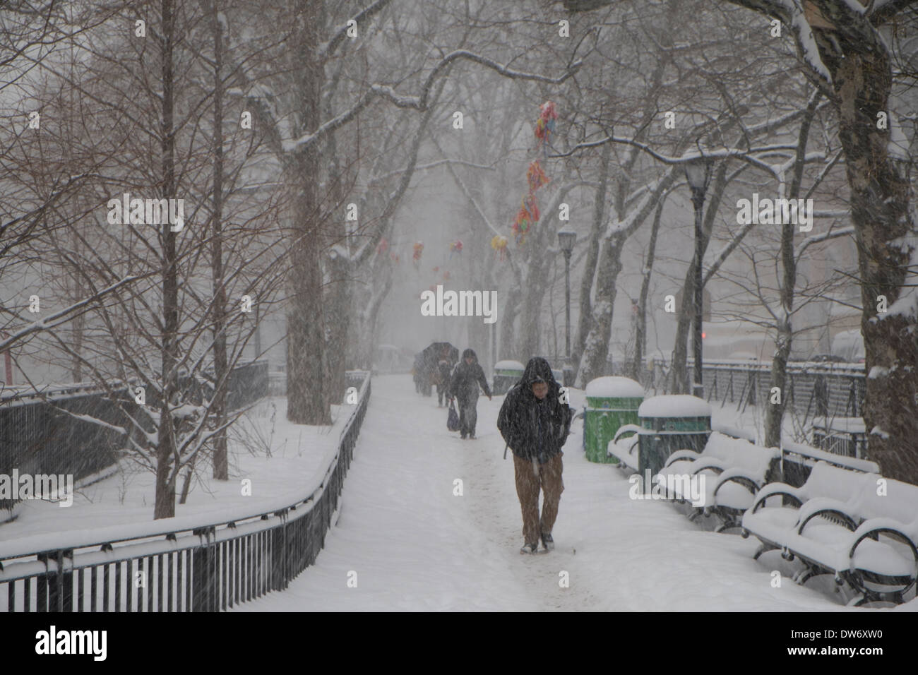 I pedoni a piedi nella Chinatown di New York City durante la tempesta di neve Foto Stock