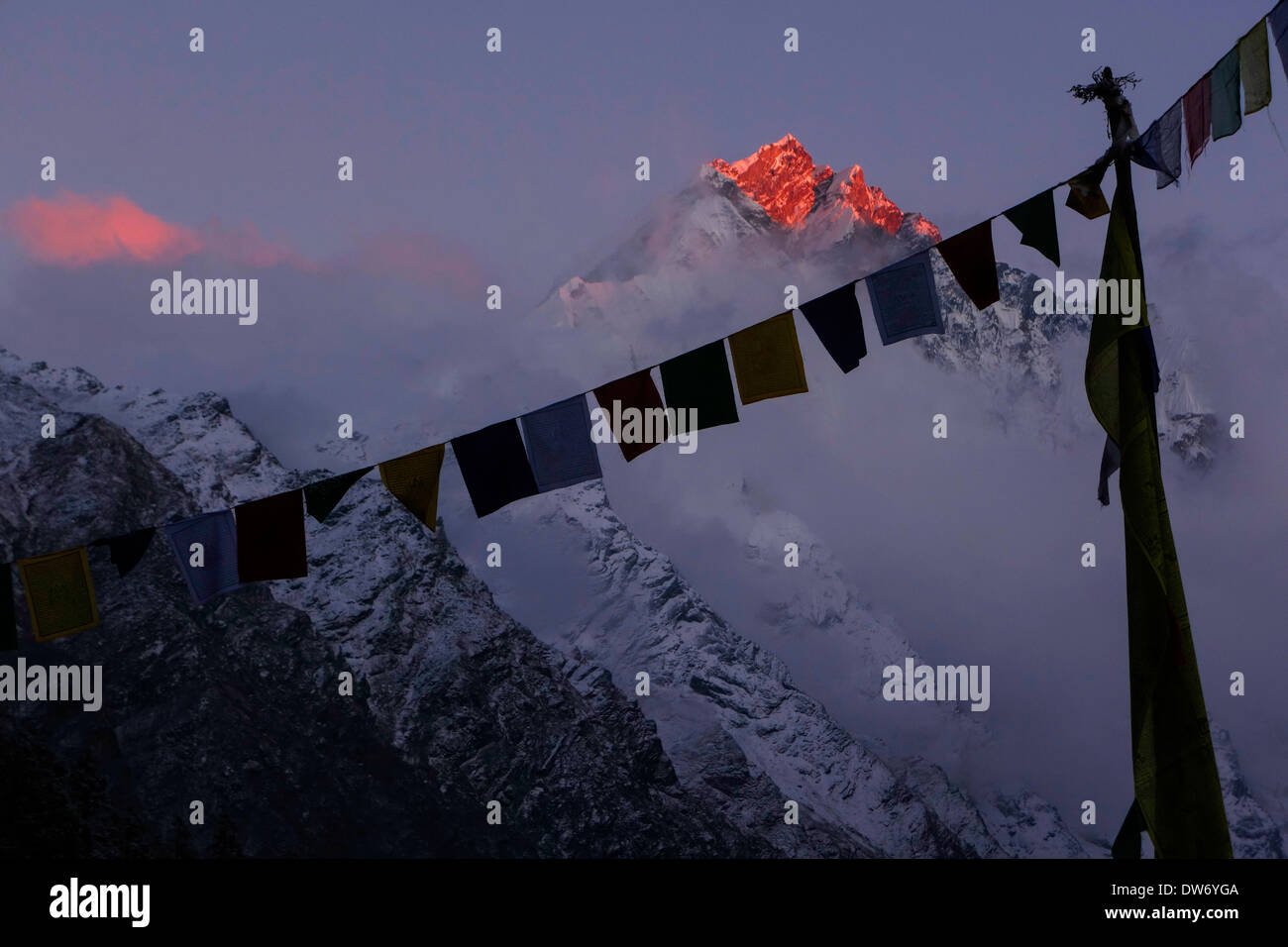 Alba sul Ganesh Himal intervallo al di sopra del Gumba Lungdang convento, Nepal. Foto Stock