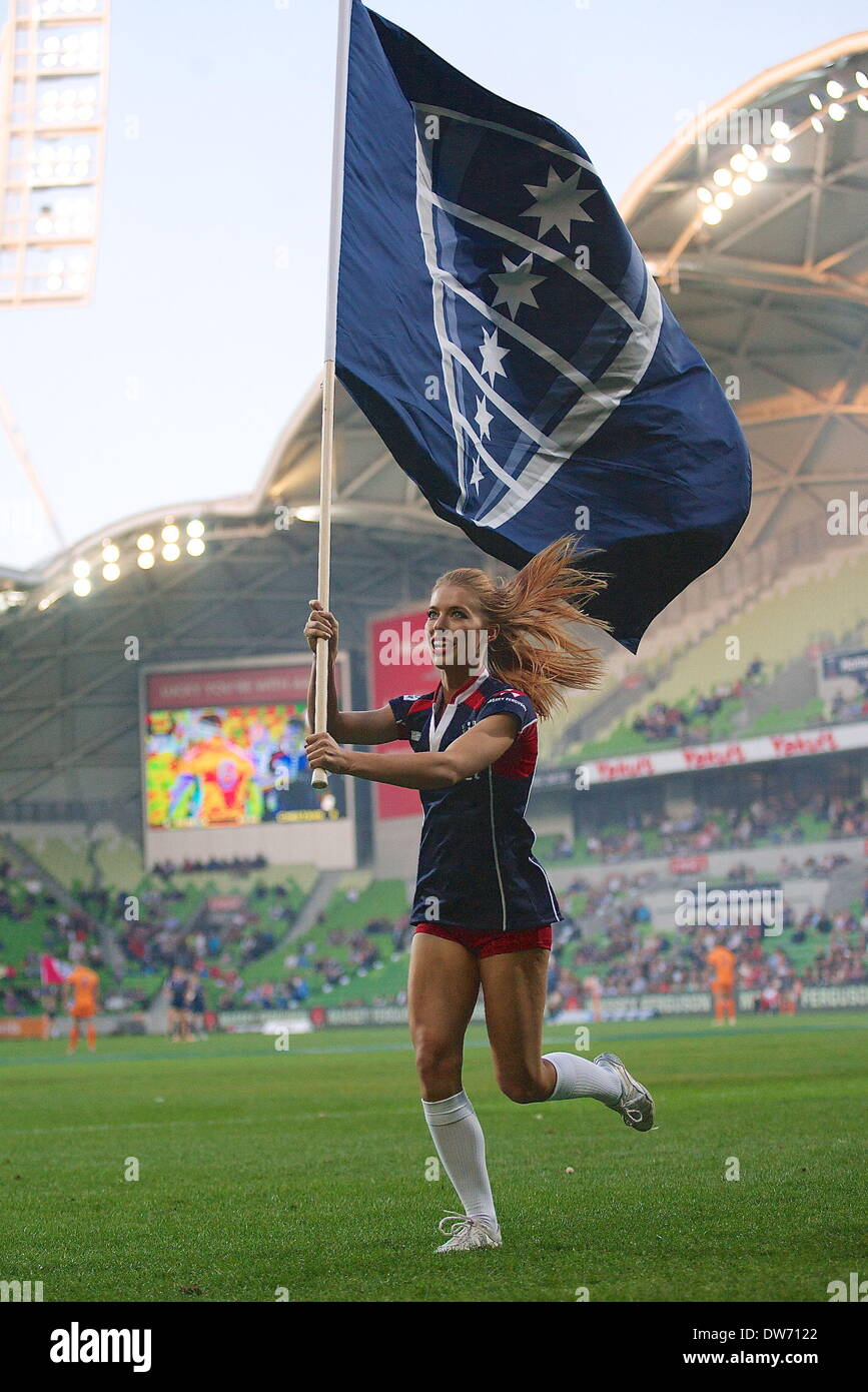 Melbourne, Australia. 28 feb 2014. Il Melbourne ribelli cheer leader corre con i ribelli bandiera durante la Super partita di rugby tra i ribelli di Melbourne e il Toyota ghepardi a AAMI Park. Credito: Tom Griffiths/ZUMA filo/ZUMAPRESS.com/Alamy Live News Foto Stock