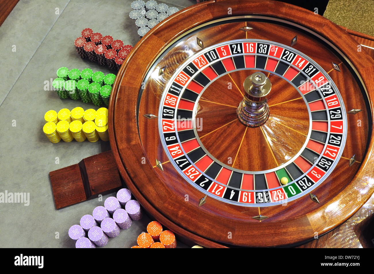Immagine con un casinò roulette con la palla sul numero zero Foto Stock
