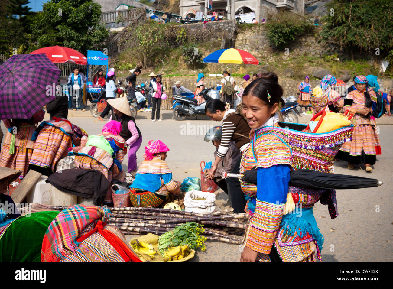 Un fiore ragazza Hmong a Bac Ha Mercato di Bac Ha, Vietnam. Foto Stock