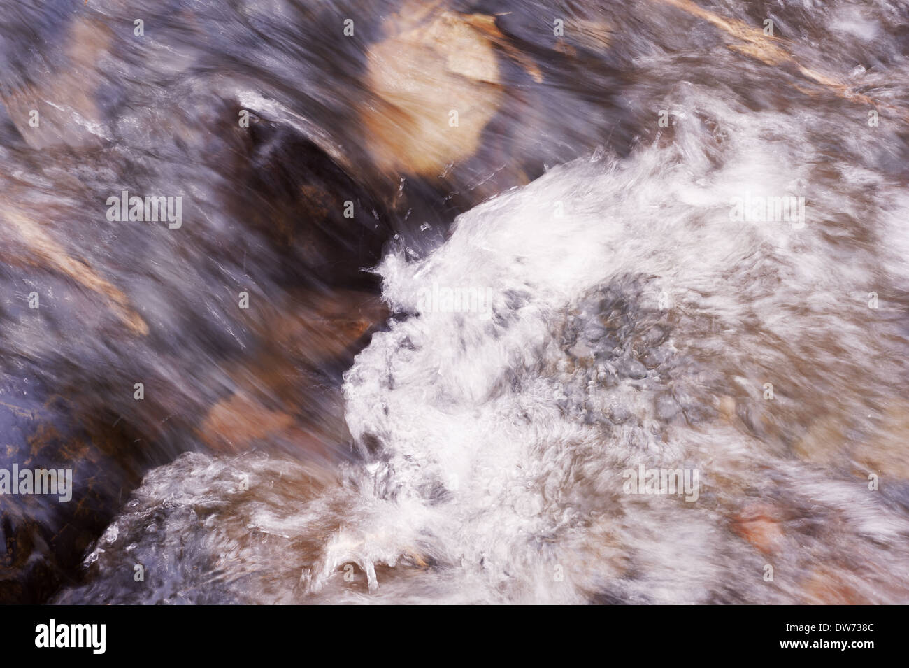 Vista della piccola cascata sul fiume. Primo piano. Foto Stock