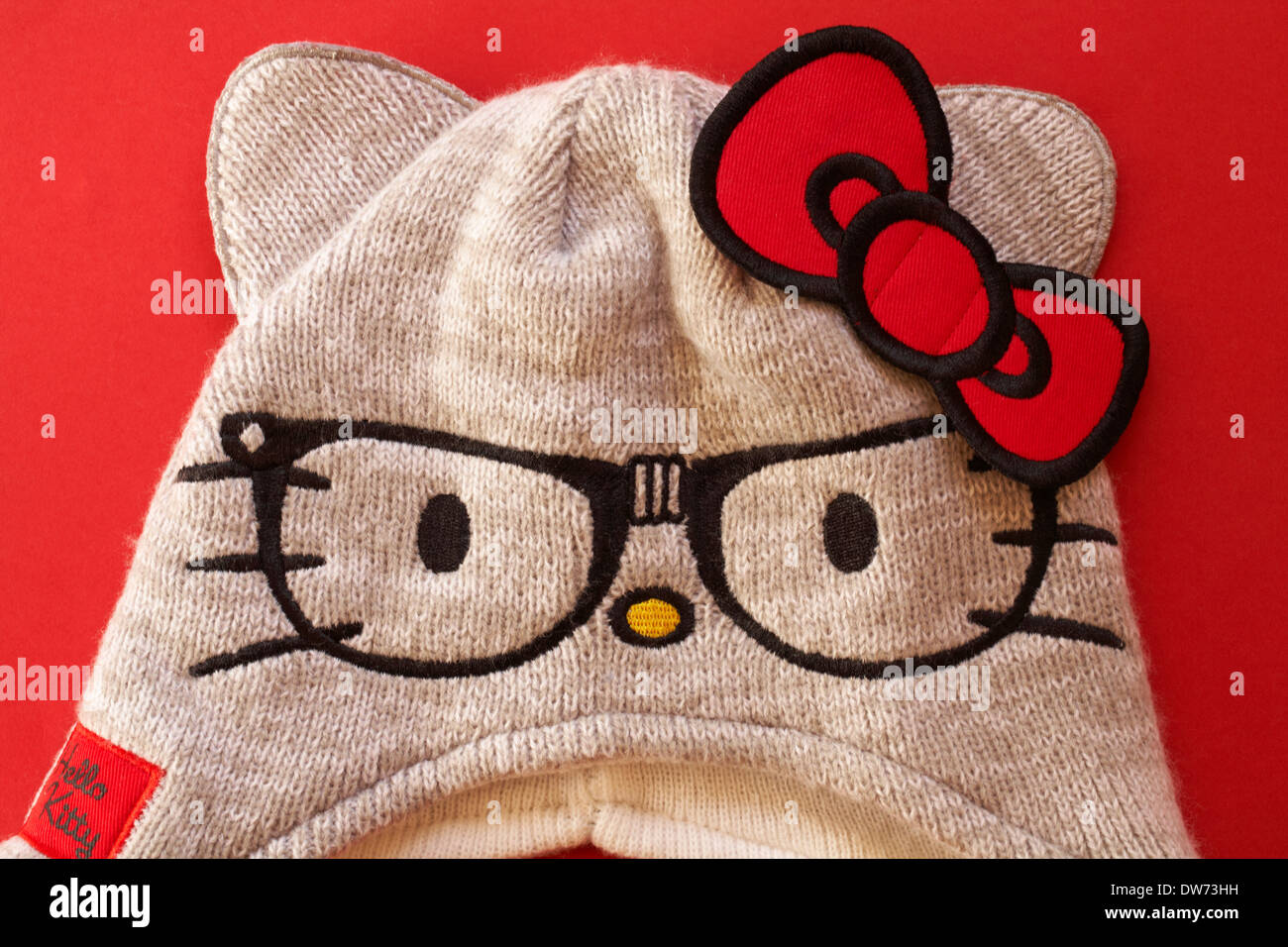 Hello Kitty hat su sfondo rosso Foto Stock
