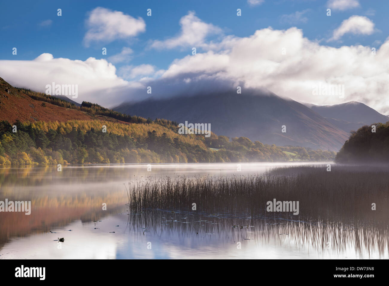 Brume oltre Loweswater su una bella mattina autunnale, Lake District, Cumbria, Inghilterra. In autunno (Novembre) 2013. Foto Stock