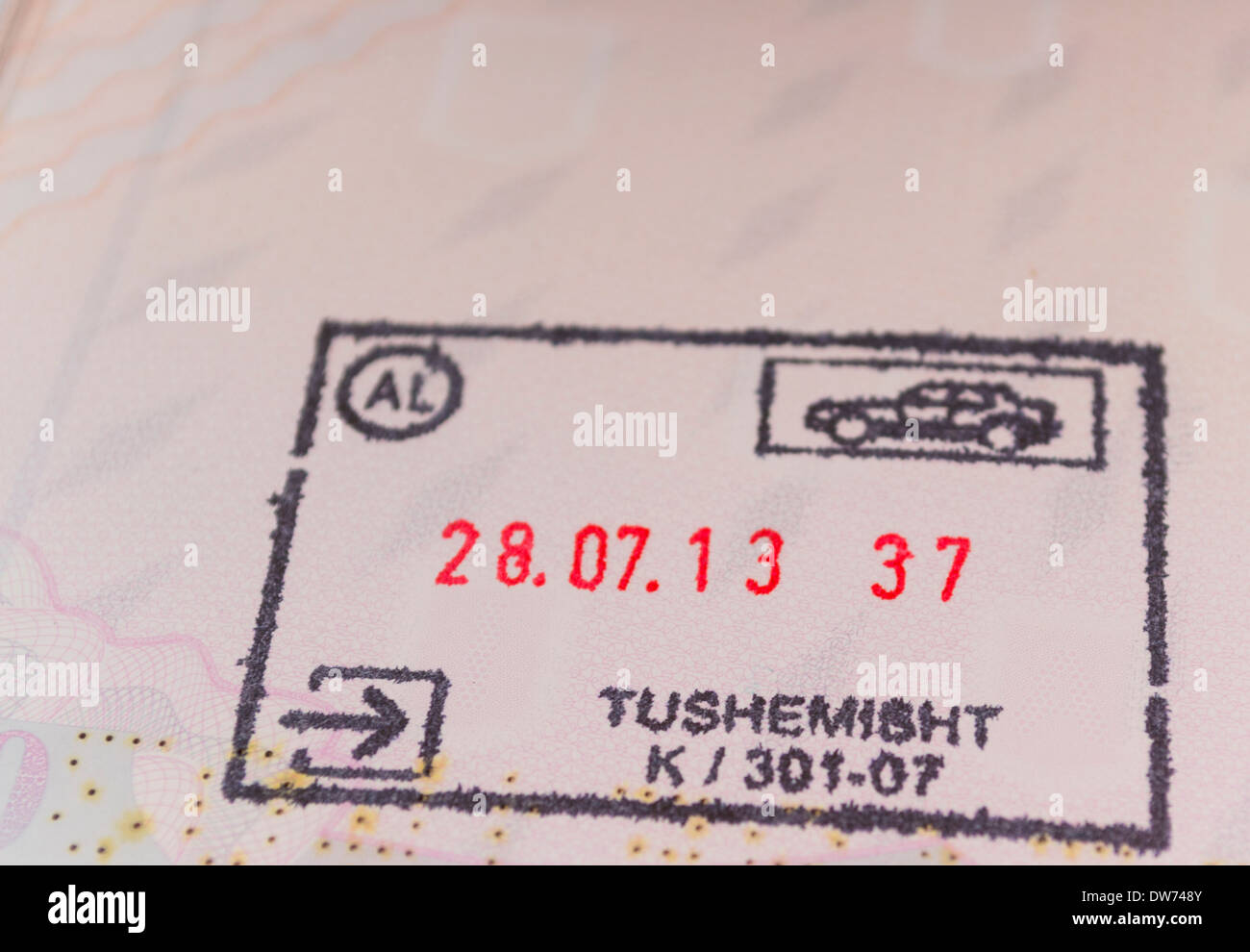 Doganale albanese timbro sul passaporto rumeno per immettere la stazione Tushemisht in auto Foto Stock