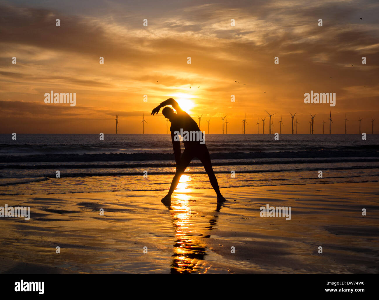 Seaton Carew nr Hartlepool, Regno Unito. 2 marzo 2014. Stiramento del pareggiatore all alba Seaton Carew beach. Nonostante la pioggia essendo previsioni per gran parte del Regno Unito di Domenica è stato un glorioso tramonto sulla costa nord est dell'Inghilterra. Credito: ALANDAWSONPHOTOGRAPHY/Alamy Live News Foto Stock