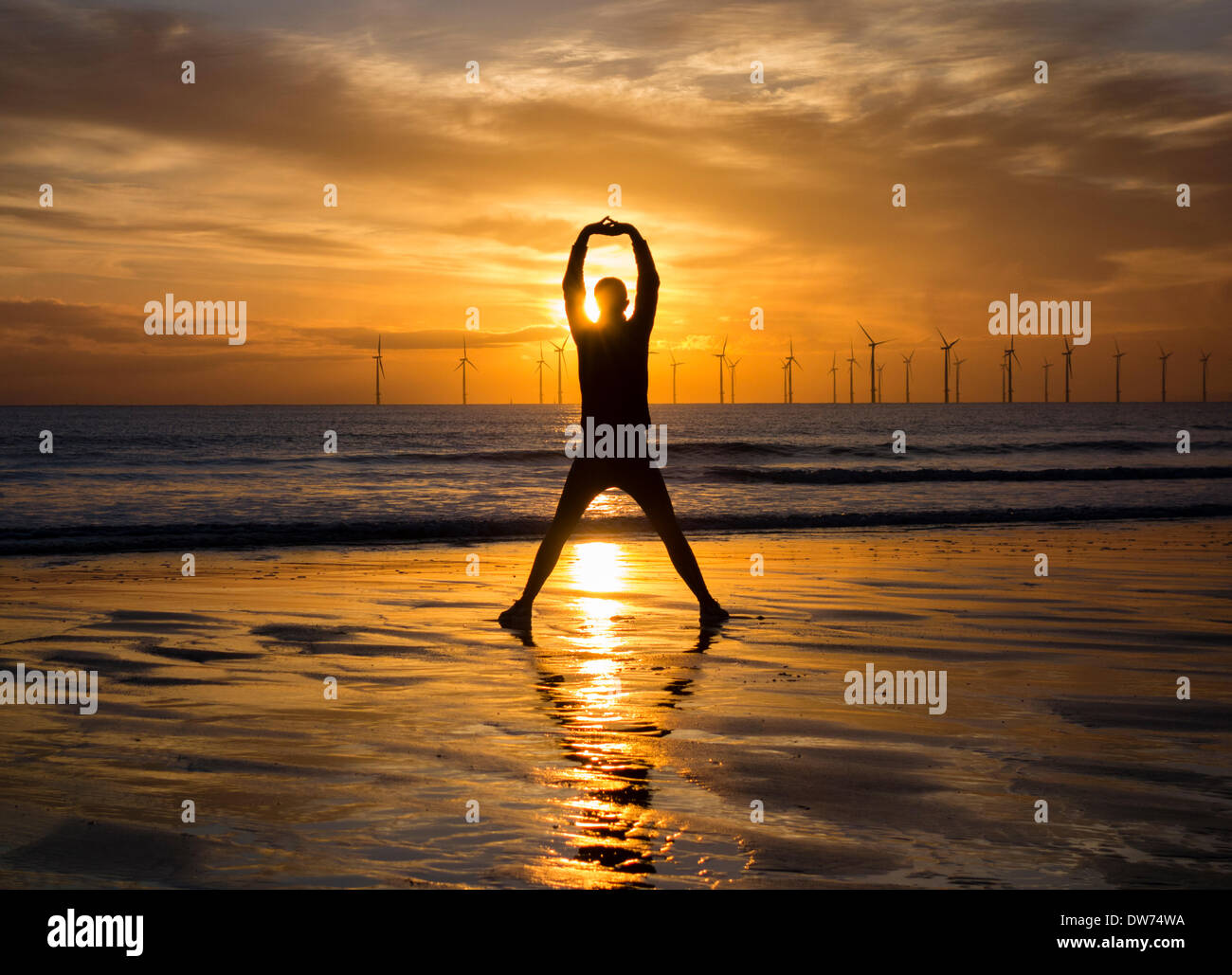 Seaton Carew nr Hartlepool, Regno Unito. 2 marzo 2014. Stiramento del pareggiatore all alba Seaton Carew beach. Nonostante la pioggia essendo previsioni per gran parte del Regno Unito di Domenica è stato un glorioso tramonto sulla costa nord est dell'Inghilterra. Credito: ALANDAWSONPHOTOGRAPHY/Alamy Live News Foto Stock