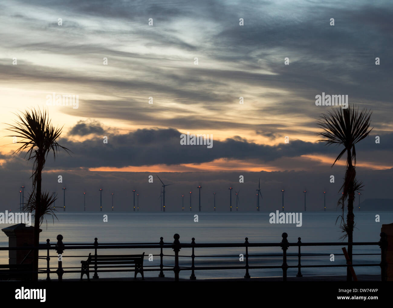 Seaton Carew nr Hartlepool, Regno Unito. 2 marzo 2014. Nonostante la pioggia essendo previsioni per gran parte del Regno Unito di Domenica è stato un glorioso tramonto sulla costa nord est dell'Inghilterra. Credito: ALANDAWSONPHOTOGRAPHY/Alamy Live News Foto Stock