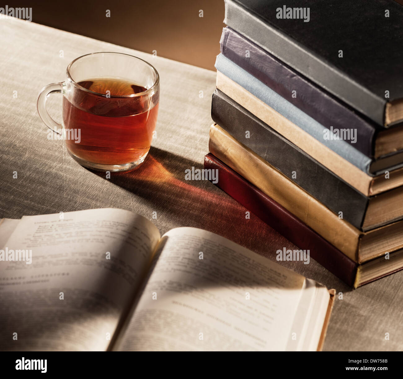 Tazza di tè e libri sul tavolo Foto Stock