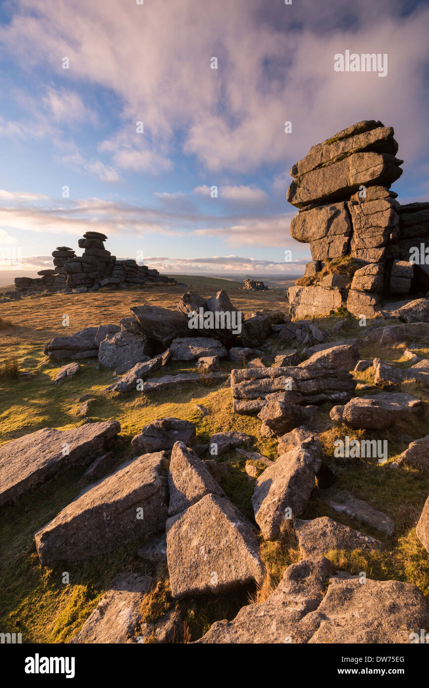 Serata ricca di luce solare a fiocco grande Tor, Parco Nazionale di Dartmoor, Devon, Inghilterra. Inverno (gennaio) 2014. Foto Stock