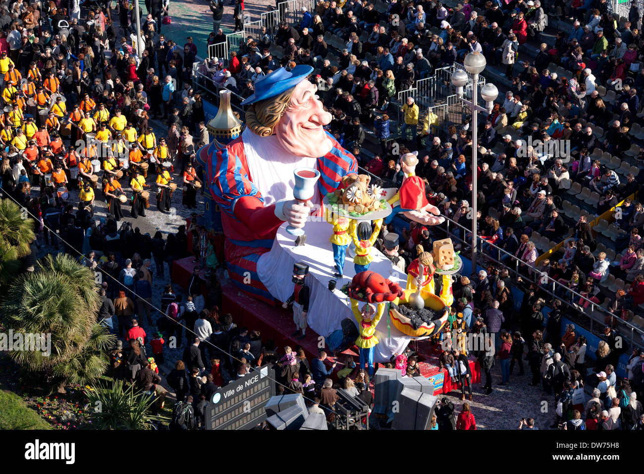Sfilata di Carnevale di Nizza sulla famosa Promenade des Anglais nel 2014. Nizza, Alpi Marittime, Costa Azzurra, Francia. Foto Stock