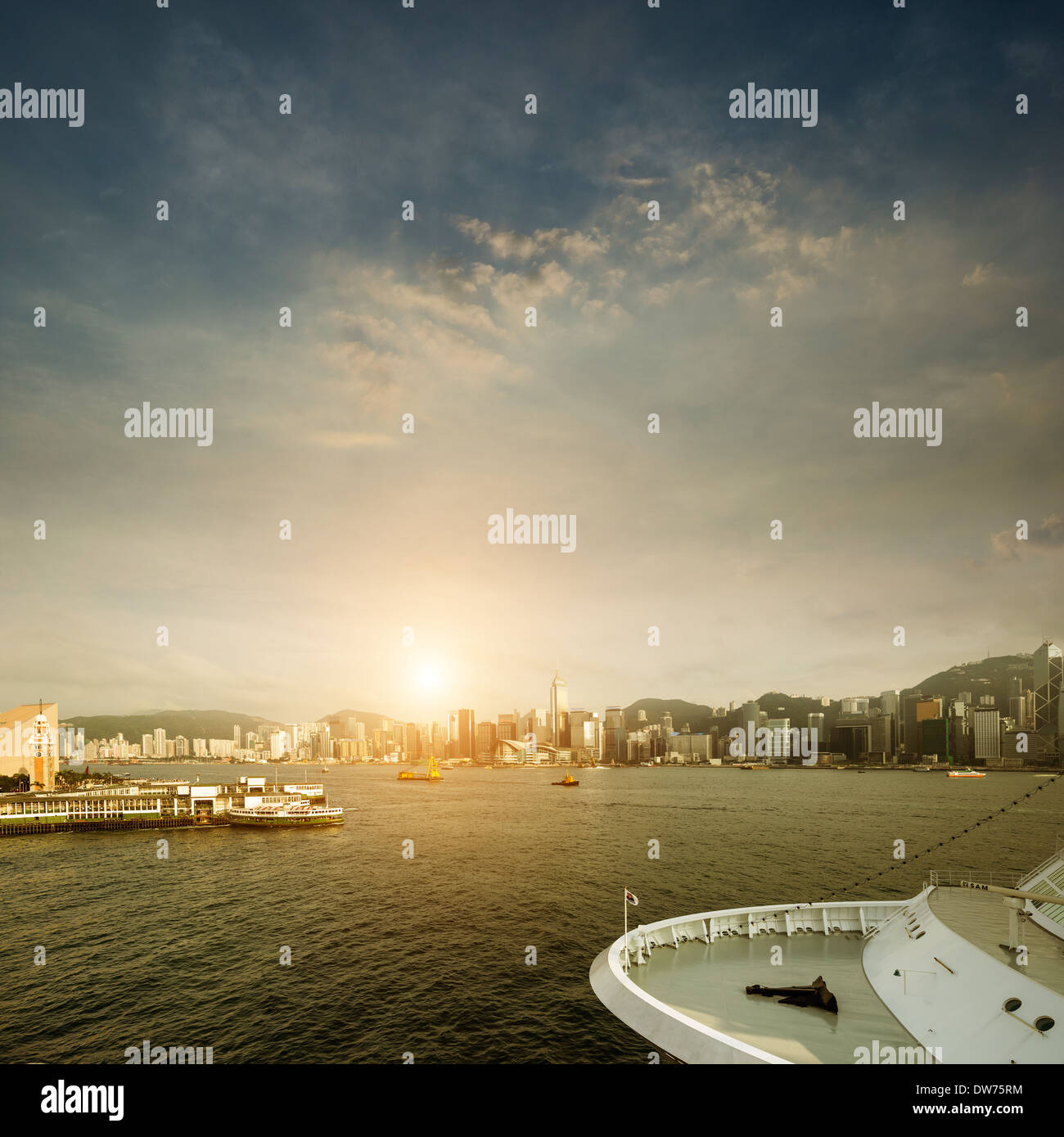 Skyline di Hong Kong di notte Foto Stock Skyline di Hong Kong di notte Foto Stock