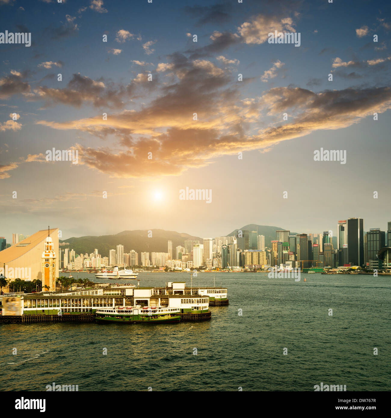 Skyline di Hong Kong di notte Foto Stock Skyline di Hong Kong di notte Foto Stock