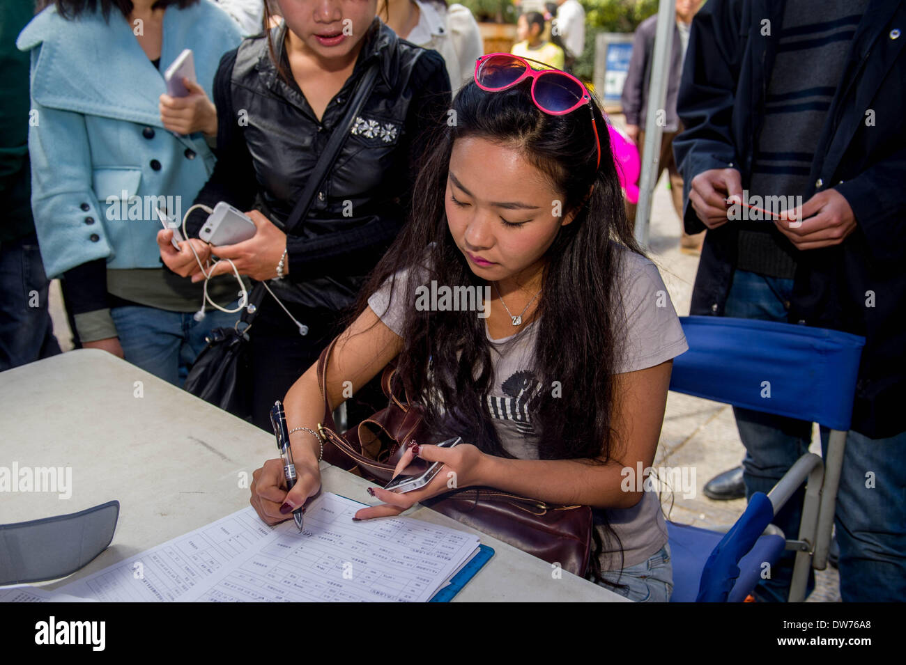 Kunming, la Cina della provincia dello Yunnan. 2 Mar 2014. Registro dei cittadini stessi prima della donazione del sangue di coloro che sono rimasti feriti in una stazione ferroviaria attacco terroristico a una raccolta di sangue nel centro Kunming, capitale del sud-ovest della Cina di Provincia di Yunnan, Marzo 2, 2014. Ventinove morti e più di 130 feriti in Kunming Stazione ferroviaria attacco terroristico come delle 8 del mattino di domenica. © Hu Chao/Xinhua/Alamy Live News Foto Stock