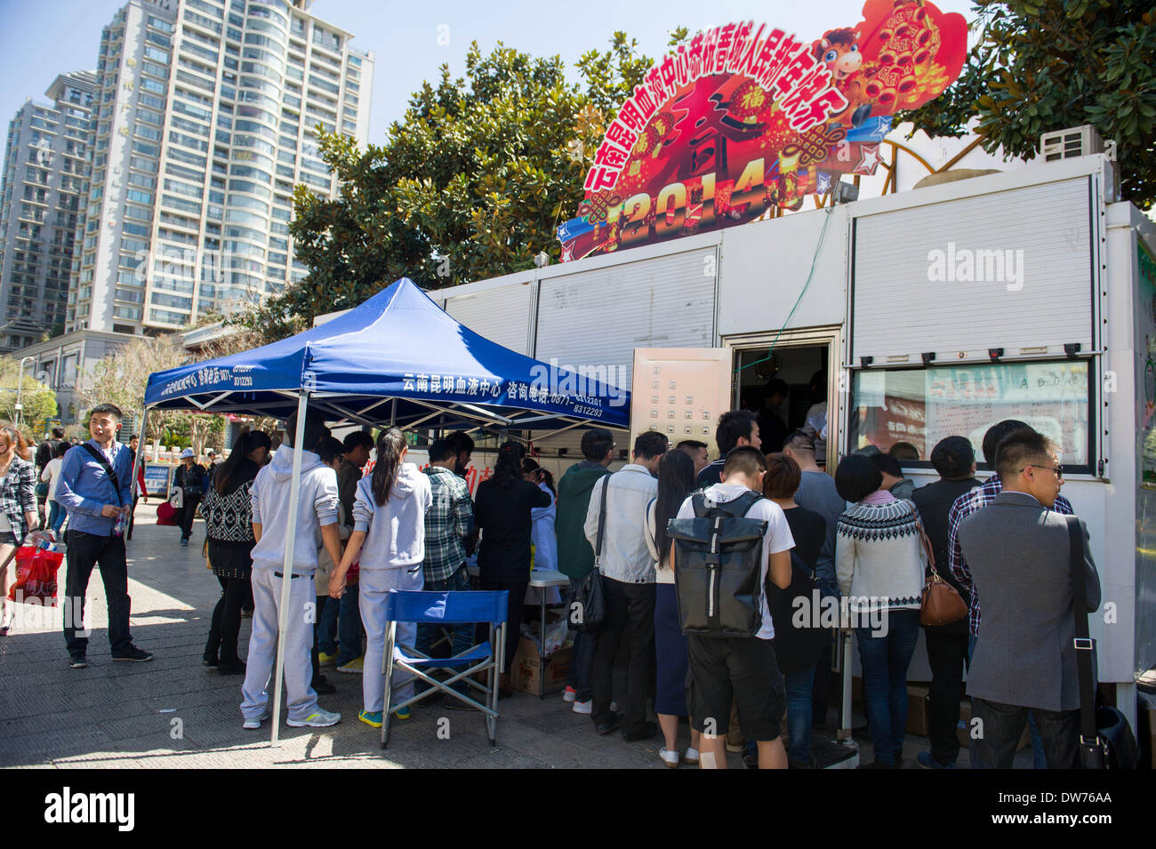 Kunming, la Cina della provincia dello Yunnan. 2 Mar 2014. I cittadini di attendere alla donazione di sangue di coloro che sono rimasti feriti in una stazione ferroviaria attacco terroristico a una raccolta di sangue nel centro Kunming, capitale del sud-ovest della Cina di Provincia di Yunnan, Marzo 2, 2014. Ventinove morti e più di 130 feriti in Kunming Stazione ferroviaria attacco terroristico come delle 8 del mattino di domenica. © Hu Chao/Xinhua/Alamy Live News Foto Stock