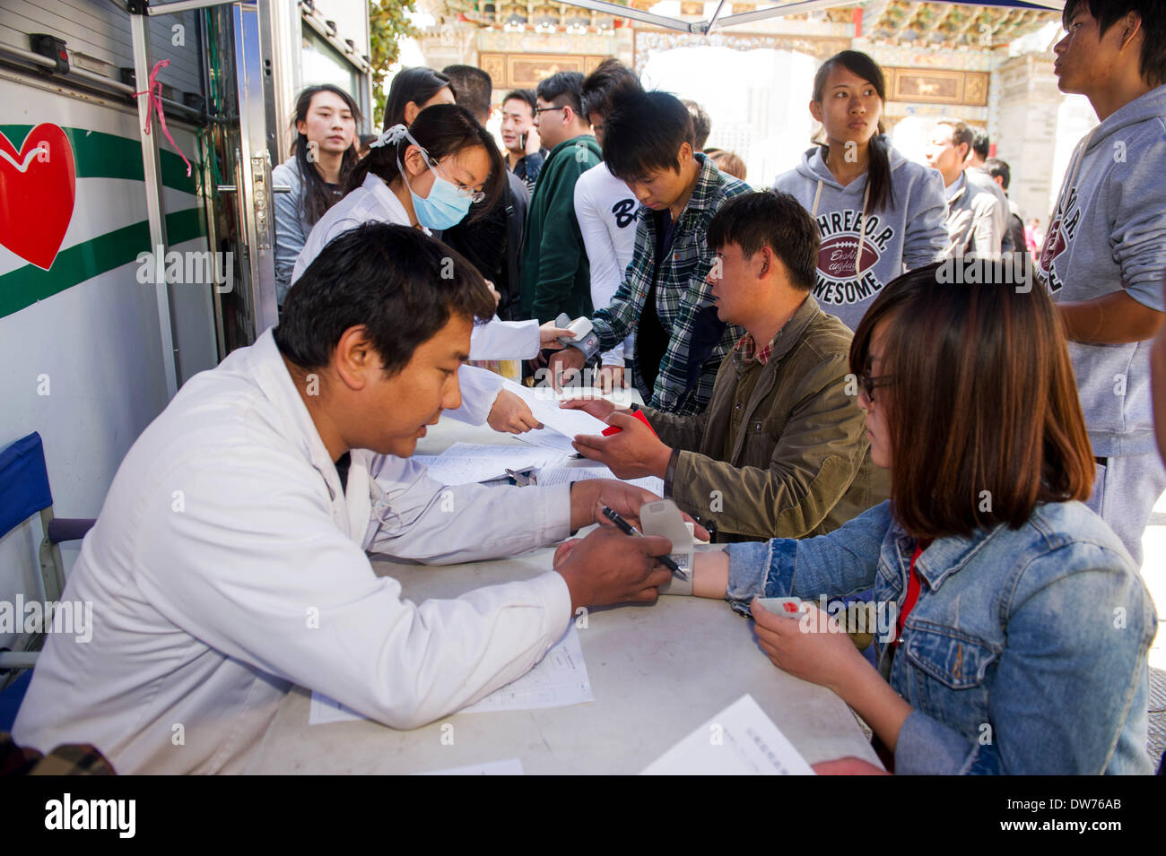 Kunming, la Cina della provincia dello Yunnan. 2 Mar 2014. I cittadini hanno la loro pressione sanguigna misurata prima di donare il sangue di coloro che sono rimasti feriti in una stazione ferroviaria attacco terroristico a una raccolta di sangue nel centro Kunming, capitale del sud-ovest della Cina di Provincia di Yunnan, Marzo 2, 2014. Ventinove morti e più di 130 feriti in Kunming Stazione ferroviaria attacco terroristico come delle 8 del mattino di domenica. © Hu Chao/Xinhua/Alamy Live News Foto Stock