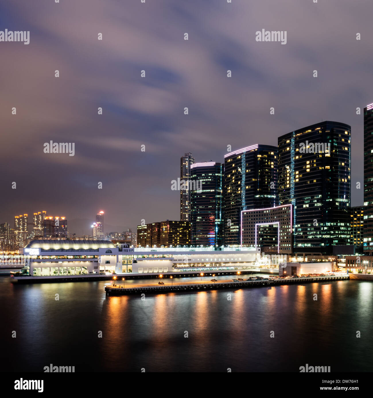 Skyline di Hong Kong di notte Foto Stock Skyline di Hong Kong di notte Foto Stock