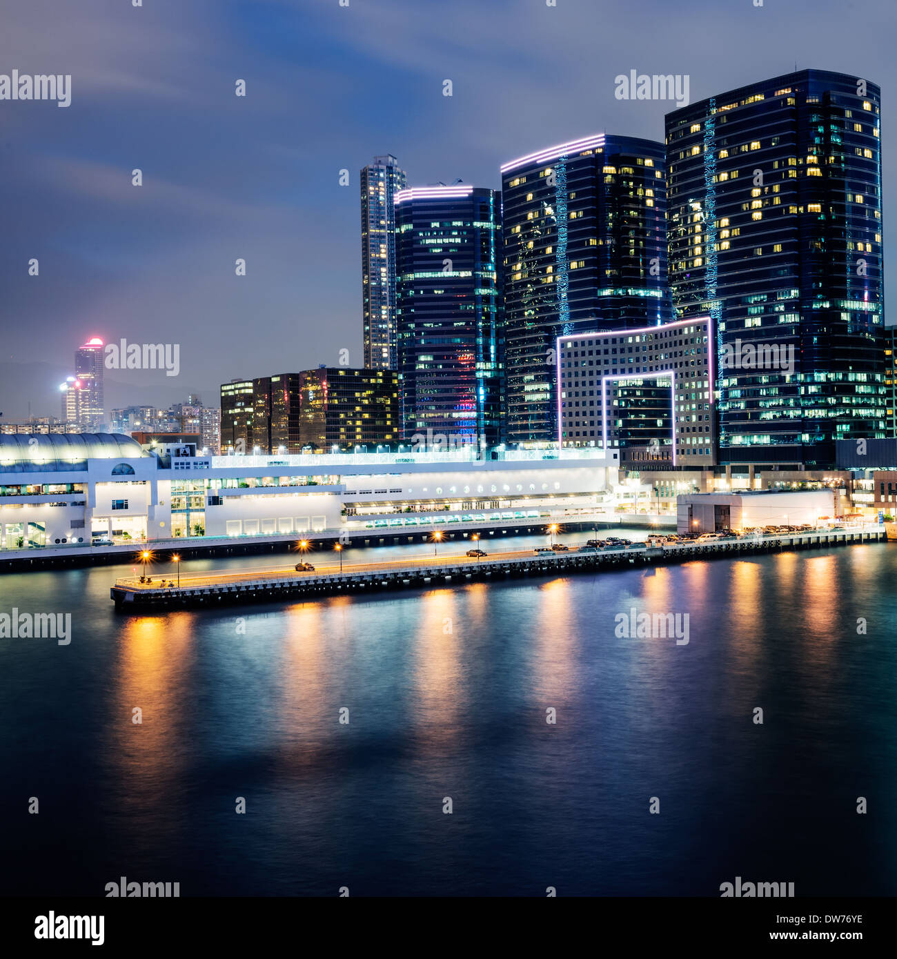Skyline di Hong Kong di notte Foto Stock Skyline di Hong Kong di notte Foto Stock