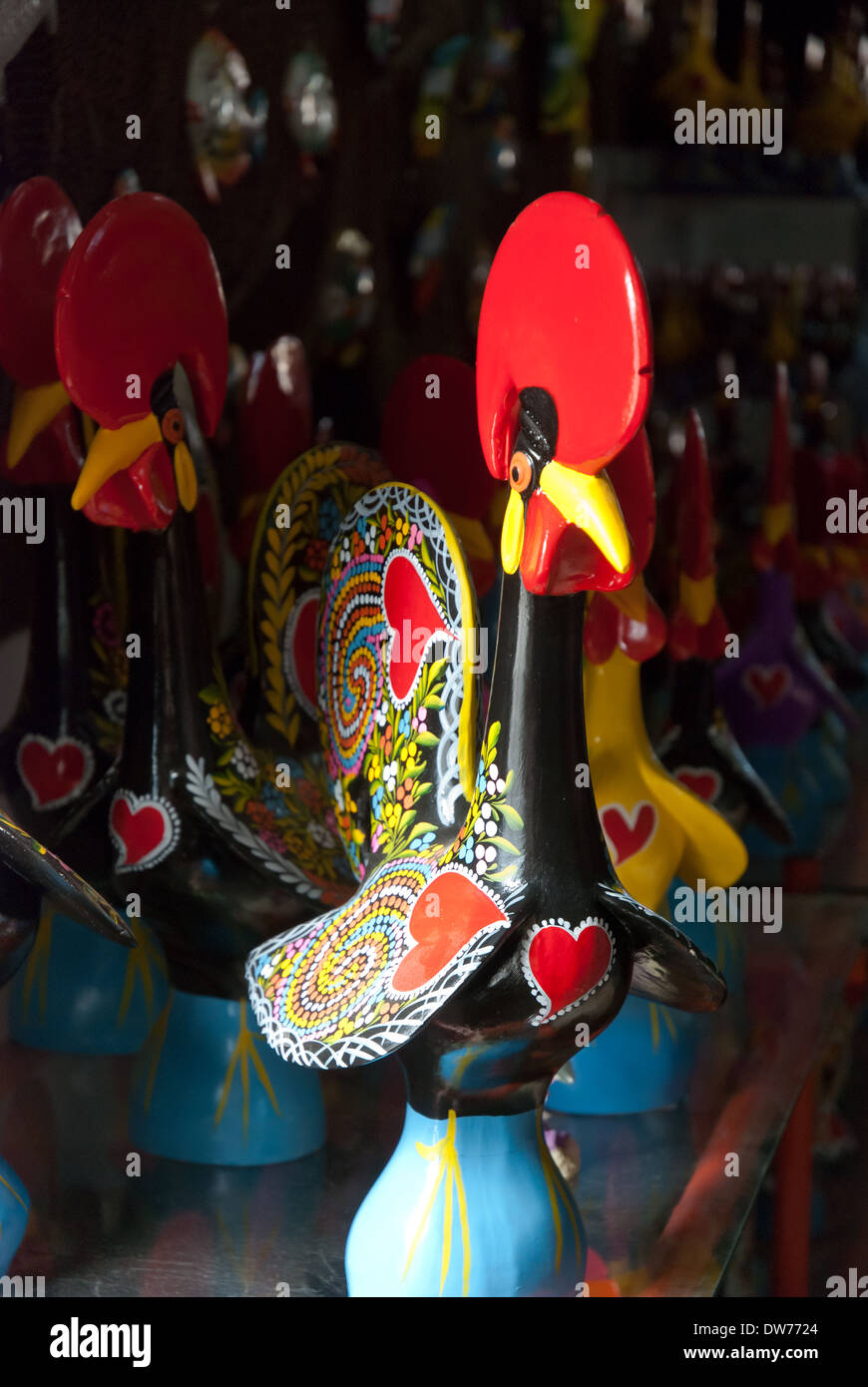 Un gallo di Barcelos figurina dipinta in un negozio di articoli da regalo in Algarve, Portogallo. Foto Stock