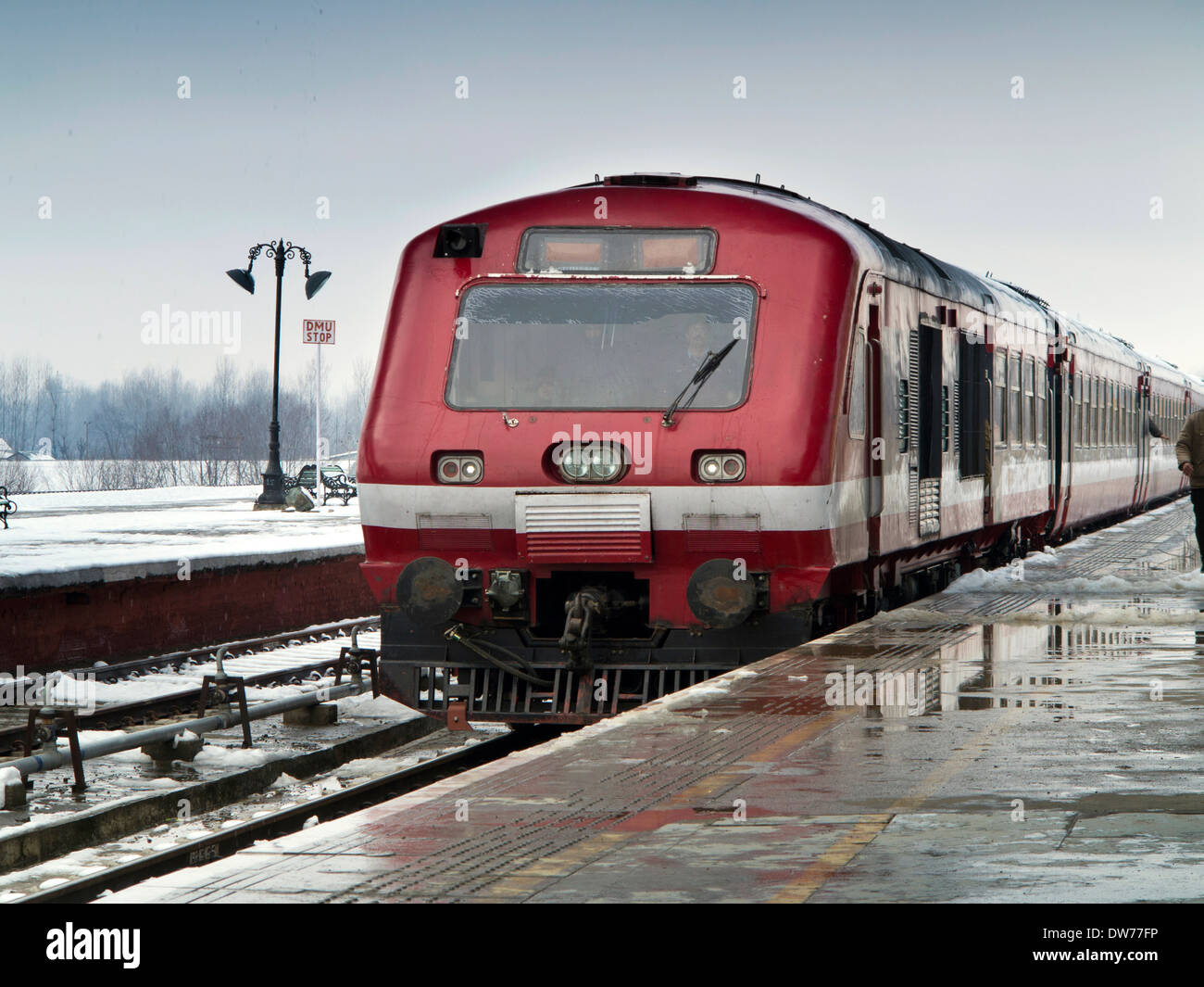 India, Kashmir Srinagar stazione ferroviaria in inverno, arrivo di Baramulla al treno Banihal, in caduta di neve Foto Stock