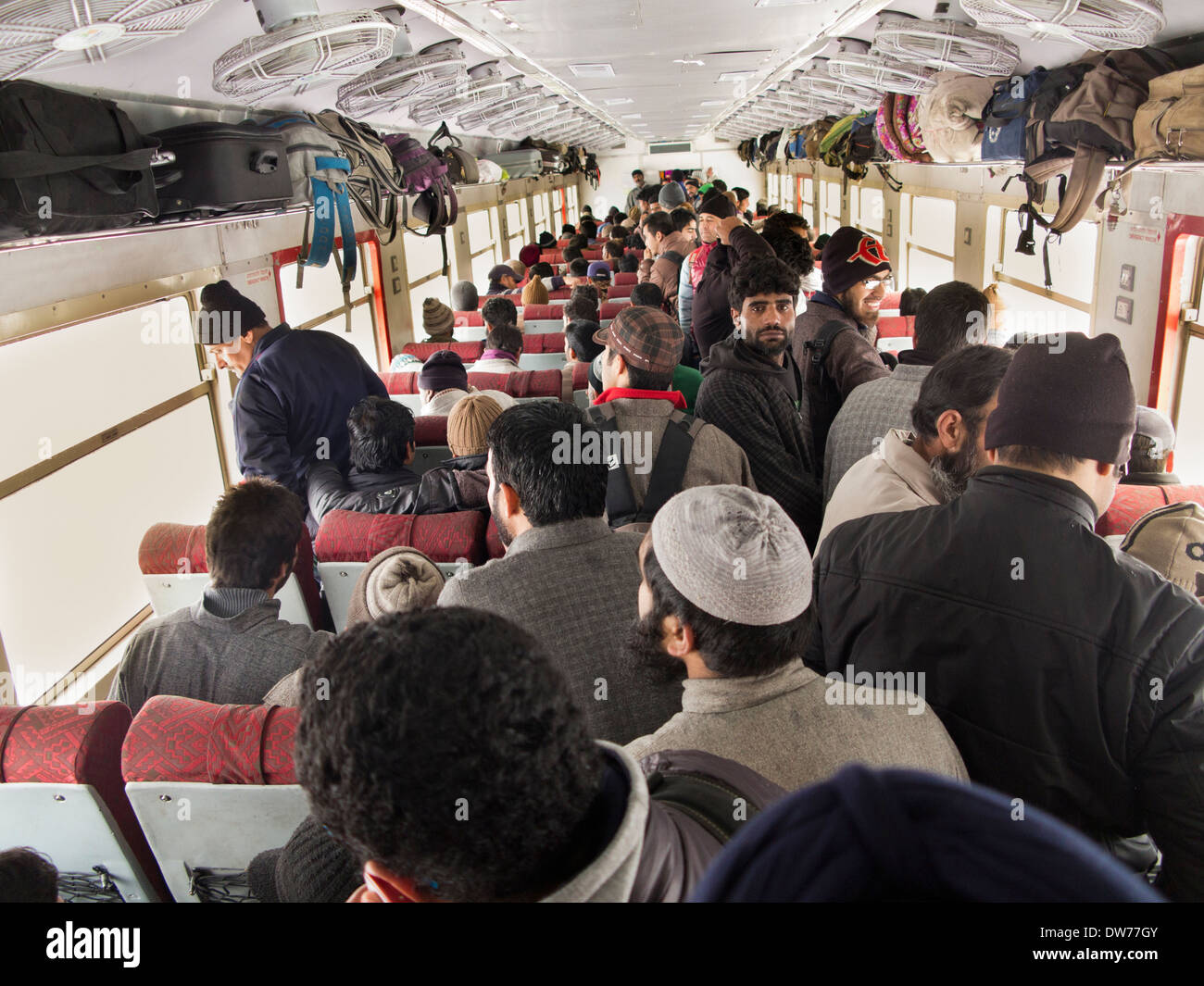 India, Kashmir Srinagar, passeggeri all'interno del carrello di Baramulla al treno Banihal Foto Stock