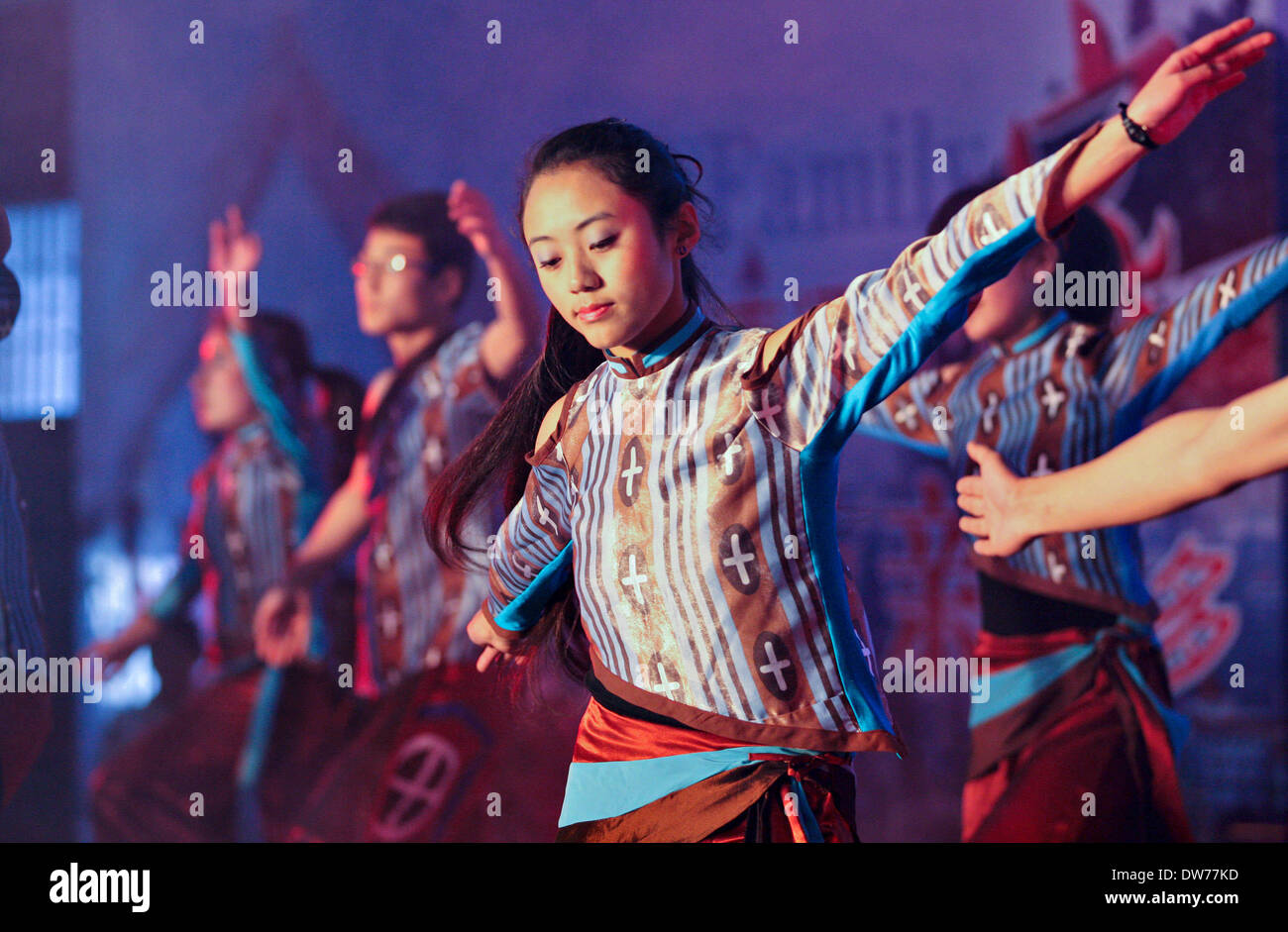 Nantong, cinese della provincia di Jiangsu. 2 Mar 2014. Gli studenti di Nantong etnico tibetano Middle School eseguire il Tibetano folk dance nella città di Nantong, est cinese della provincia di Jiangsu, Marzo 2, 2014. La gioventù di tibetani gruppo etnico in Nantong ha celebrato il periodo del nuovo anno tibetano di domenica. Il periodo del nuovo anno tibetano, che cade di domenica questo anno secondo il calendario tibetano, è il più importante festival per i Tibetani. © Xu Peiqin/Xinhua/Alamy Live News Foto Stock