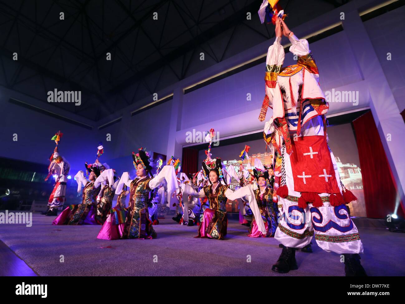 Nantong, cinese della provincia di Jiangsu. 2 Mar 2014. Gli studenti di Nantong etnico tibetano Middle School eseguire il Tibetano opera nella città di Nantong, est cinese della provincia di Jiangsu, Marzo 2, 2014. La gioventù di tibetani gruppo etnico in Nantong ha celebrato il periodo del nuovo anno tibetano di domenica. Il periodo del nuovo anno tibetano, che cade di domenica questo anno secondo il calendario tibetano, è il più importante festival per i Tibetani. © Xu Peiqin/Xinhua/Alamy Live News Foto Stock