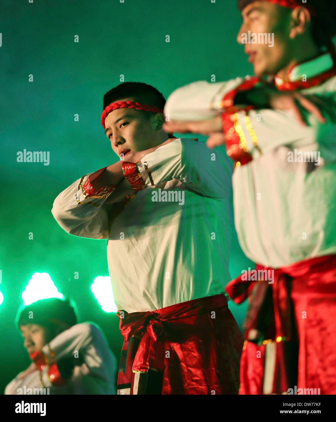 Nantong, cinese della provincia di Jiangsu. 2 Mar 2014. Gli studenti di Nantong etnico tibetano Middle School eseguire il Tibetano folk dance nella città di Nantong, est cinese della provincia di Jiangsu, Marzo 2, 2014. La gioventù di tibetani gruppo etnico in Nantong ha celebrato il periodo del nuovo anno tibetano di domenica. Il periodo del nuovo anno tibetano, che cade di domenica questo anno secondo il calendario tibetano, è il più importante festival per i Tibetani. © Xu Peiqin/Xinhua/Alamy Live News Foto Stock