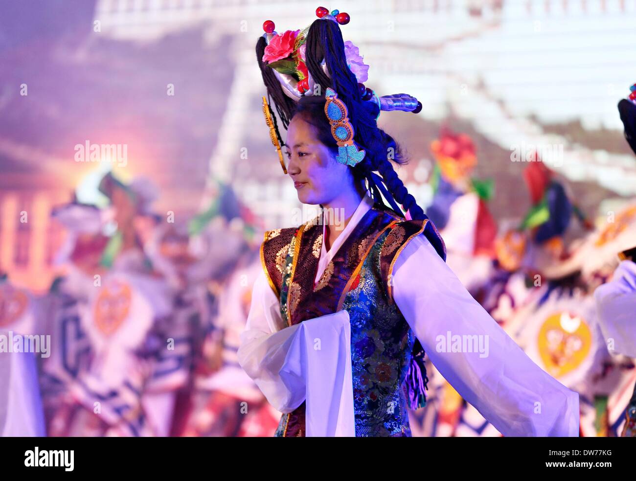 Nantong, cinese della provincia di Jiangsu. 2 Mar 2014. Gli studenti di Nantong etnico tibetano Middle School eseguire il Tibetano opera nella città di Nantong, est cinese della provincia di Jiangsu, Marzo 2, 2014. La gioventù di tibetani gruppo etnico in Nantong ha celebrato il periodo del nuovo anno tibetano di domenica. Il periodo del nuovo anno tibetano, che cade di domenica questo anno secondo il calendario tibetano, è il più importante festival per i Tibetani. © Xu Peiqin/Xinhua/Alamy Live News Foto Stock