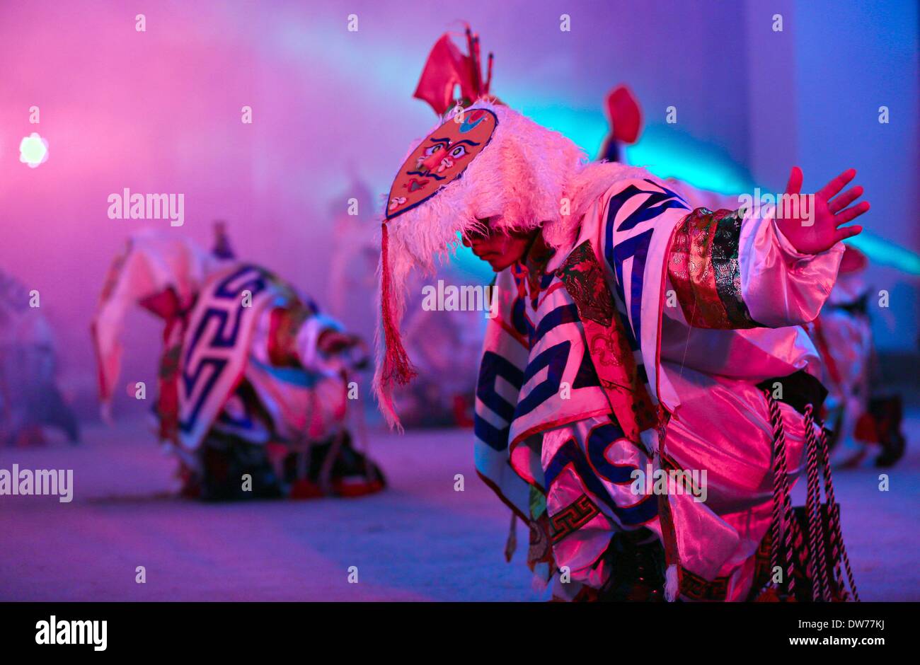 Nantong, cinese della provincia di Jiangsu. 2 Mar 2014. Gli studenti di Nantong etnico tibetano Middle School eseguire il Tibetano opera nella città di Nantong, est cinese della provincia di Jiangsu, Marzo 2, 2014. La gioventù di tibetani gruppo etnico in Nantong ha celebrato il periodo del nuovo anno tibetano di domenica. Il periodo del nuovo anno tibetano, che cade di domenica questo anno secondo il calendario tibetano, è il più importante festival per i Tibetani. © Xu Peiqin/Xinhua/Alamy Live News Foto Stock