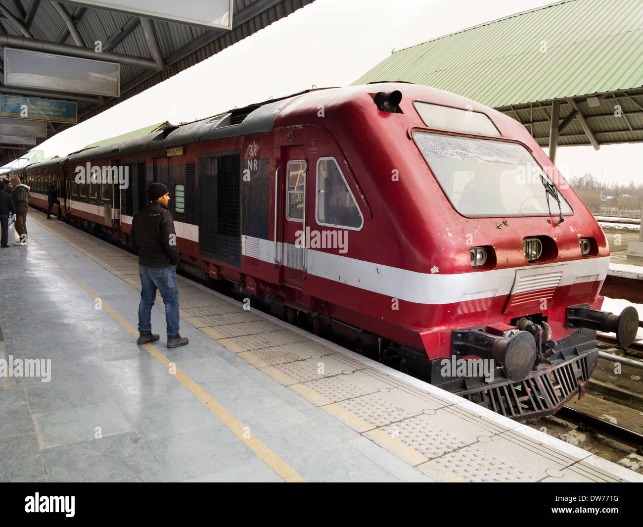 India, Kashmir Srinagar stazione ferroviaria in inverno, arrivo di Banihal a Baramulla treno Foto Stock