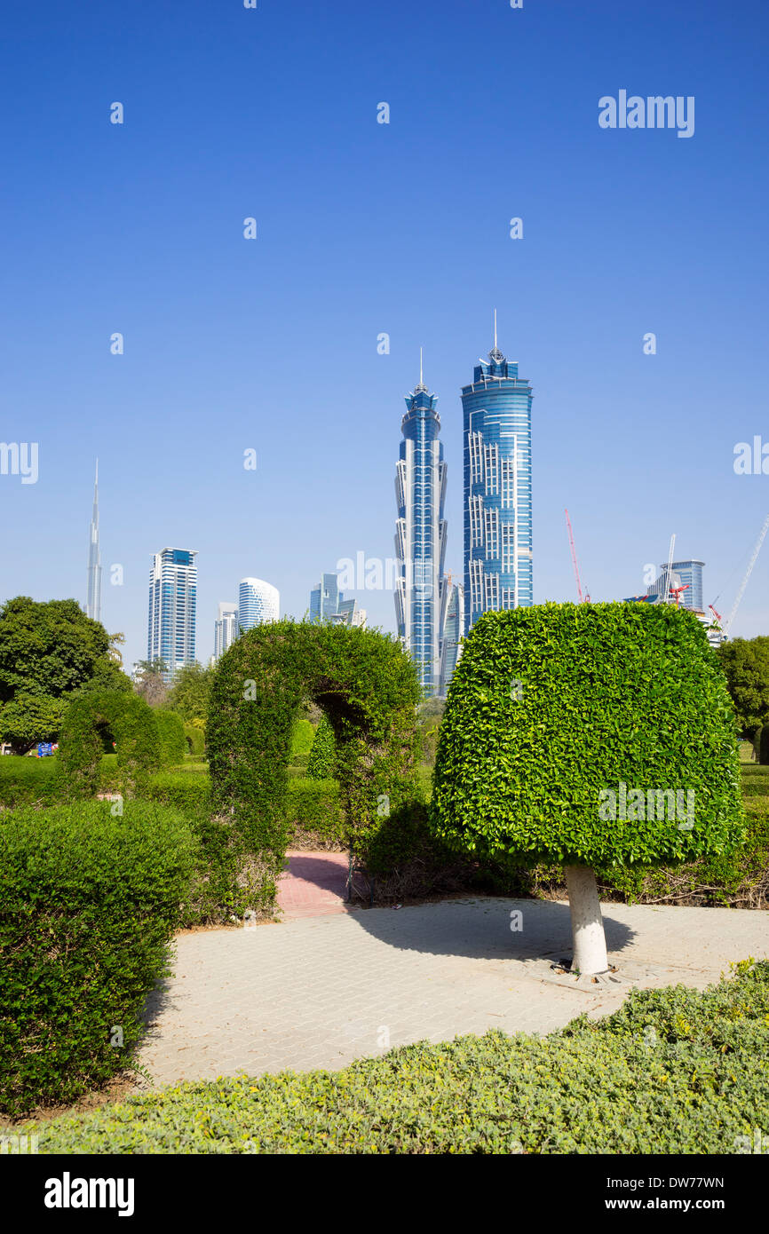 Giardino labirinto e sullo skyline della città in Al Parco Safa in Dubai Emirati Arabi Uniti Foto Stock