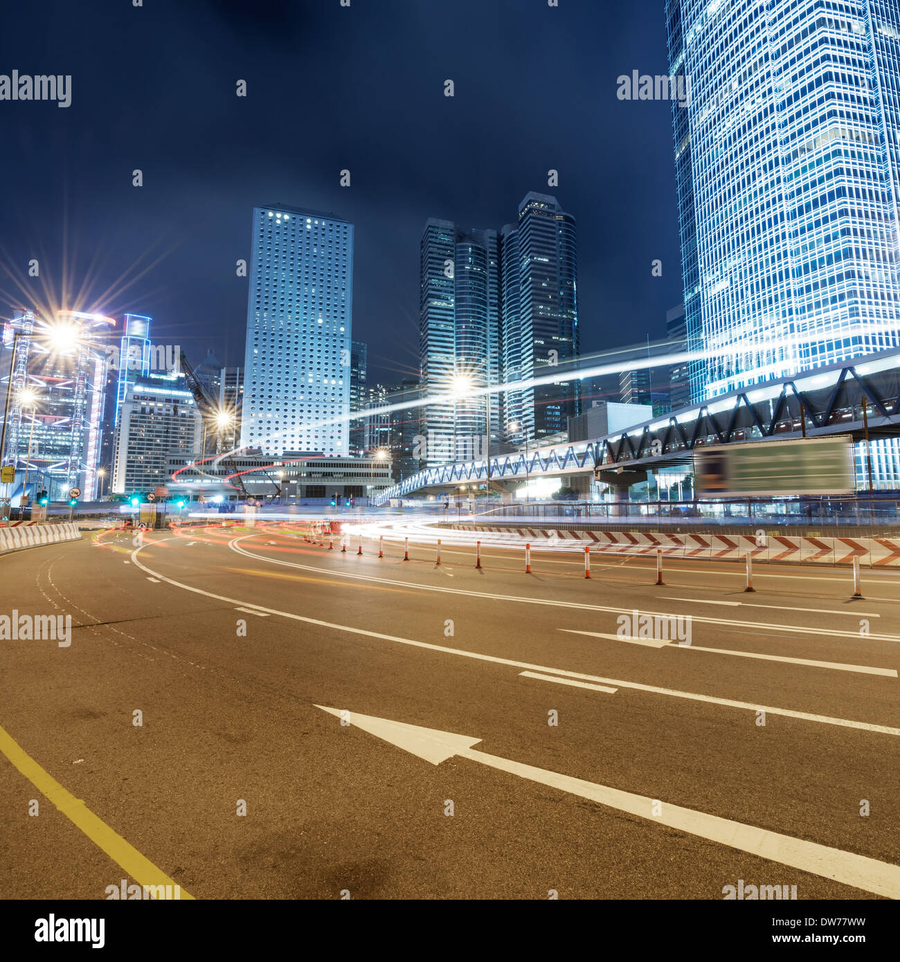 In rapido movimento di auto di notte Foto Stock