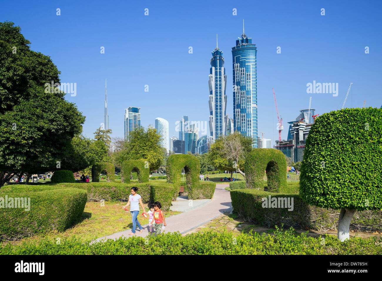Giardino labirinto e sullo skyline della città da Al Parco Safa in Dubai Emirati Arabi Uniti Foto Stock