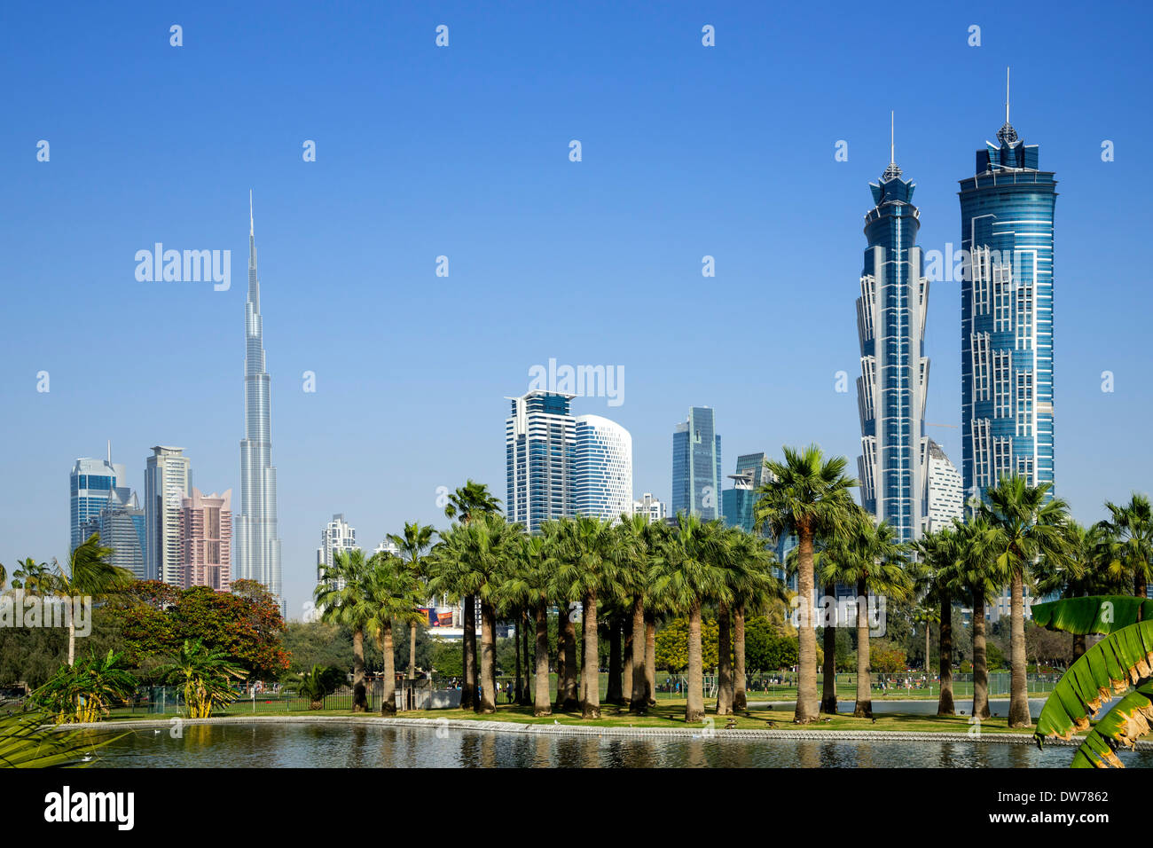 Skyline di Dubai da Al Parco Safa in Dubai Emirati Arabi Uniti Foto Stock