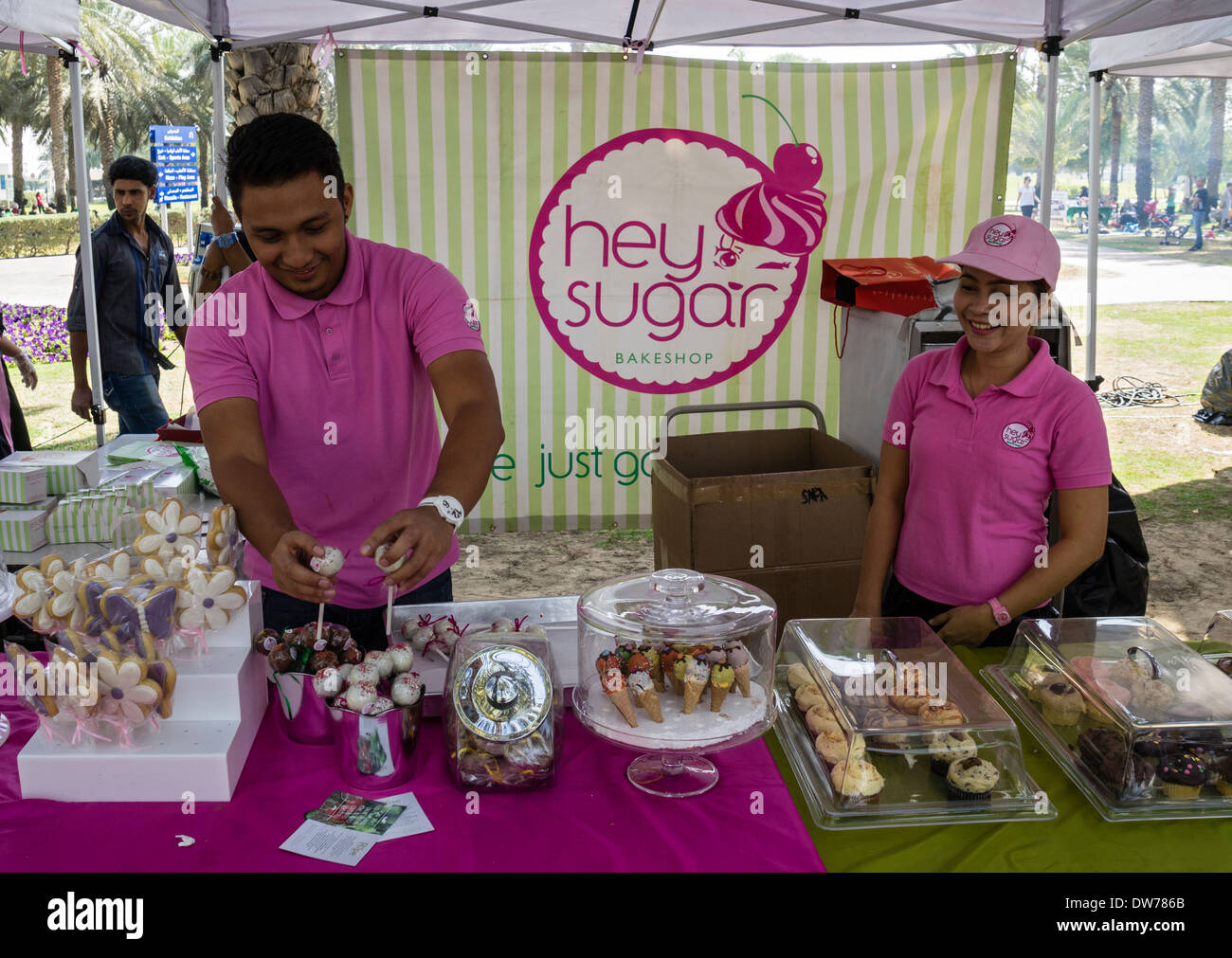 Bancarella vendendo torte al mercato alimentare di venerdì in Al Parco Safa in Dubai Emirati Arabi Uniti Foto Stock