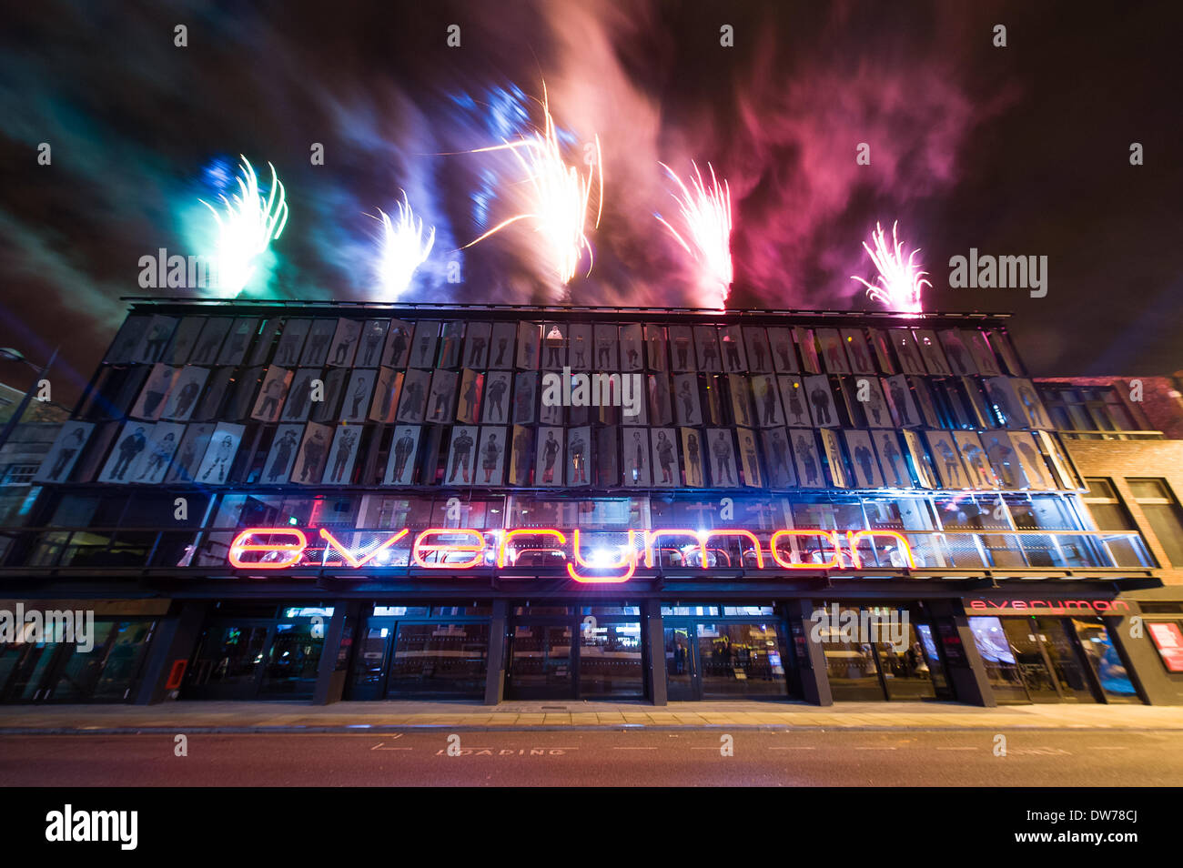 Liverpool, Regno Unito, 1 marzo, 2014. Segnale di fuochi d'artificio che il everyman Theatre di Liverpool è ora completamente aperto di portare una vicino a una serata di festeggiamenti. Credito: Peter Carr/Alamy Live News Foto Stock