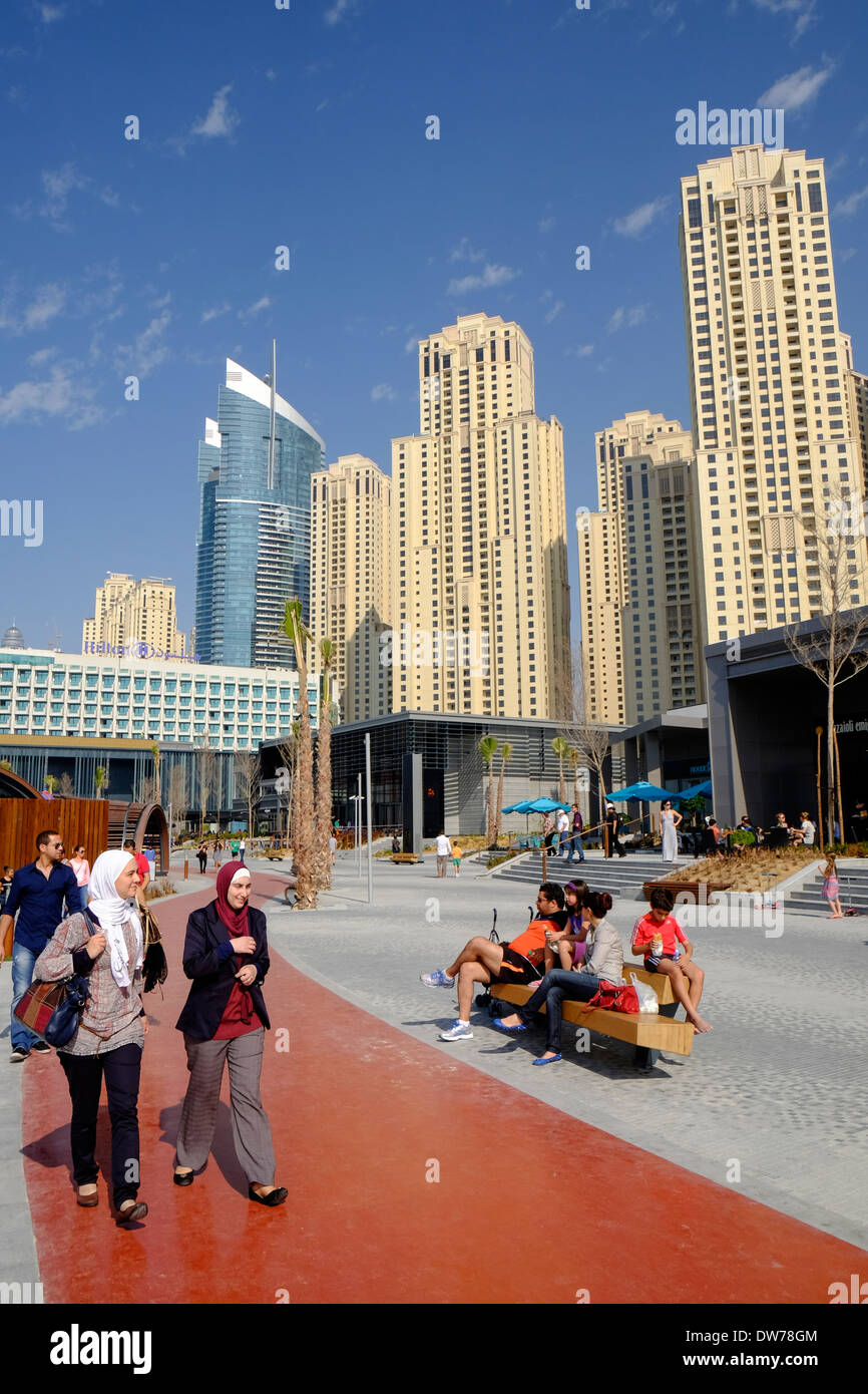 Nuova strada pedonale con i negozi e ristoranti accanto al lungomare spiaggia chiamata la spiaggia fuori la passeggiata a Jumeirah Beach Residence (JBR) Dubai Foto Stock