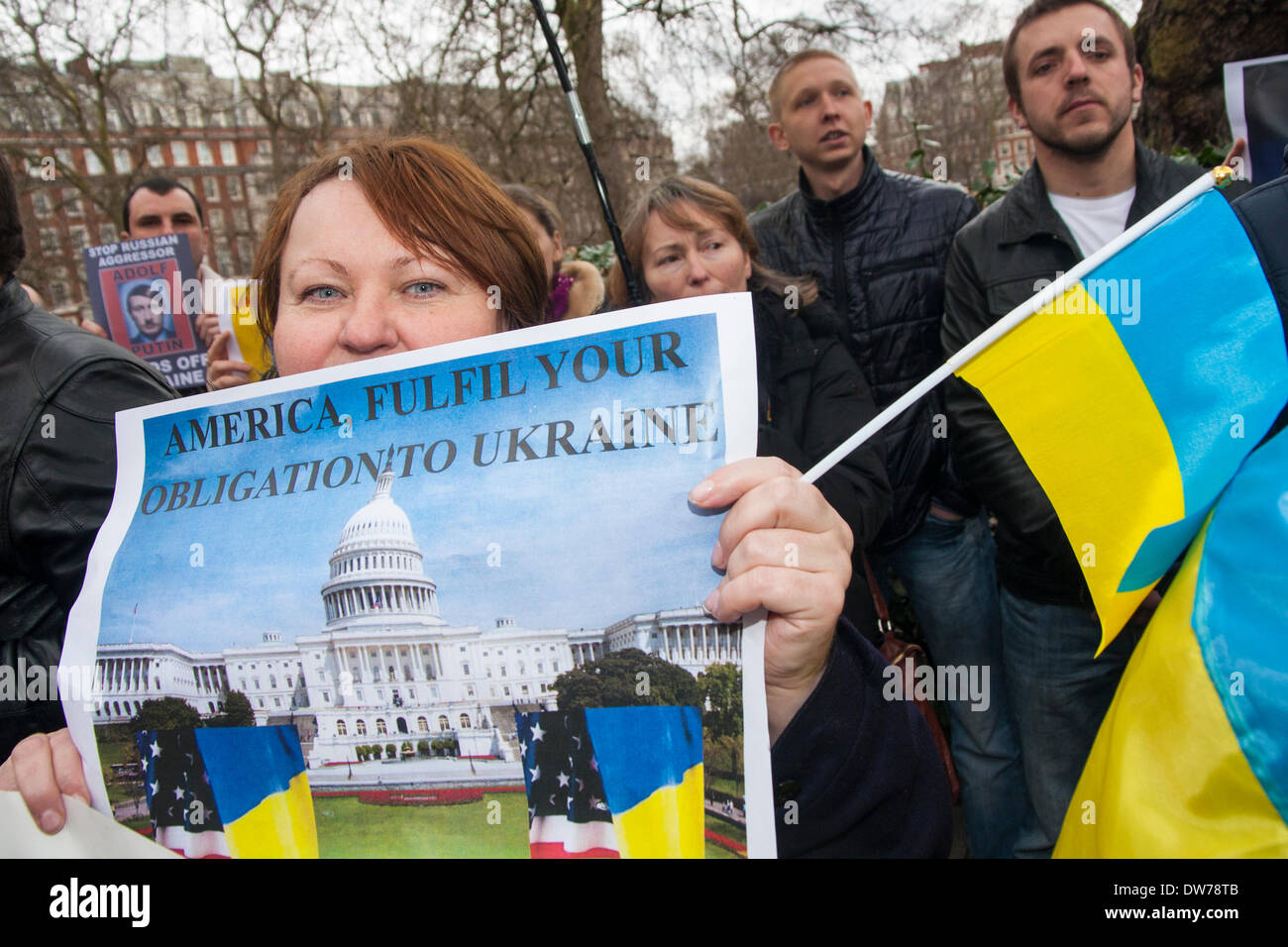 Londra, UK, 2 marzo 2014. Gli ucraini e i loro sostenitori protestare presso l ambasciata degli Stati Uniti contro la minaccia di una invasione russa in Crimea. Credito: Paolo Davey/Alamy Live News Foto Stock