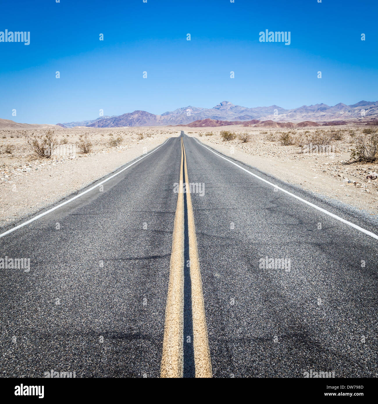 Prospettiva della strada nel mezzo della Valle della Morte del deserto, STATI UNITI D'AMERICA Foto Stock